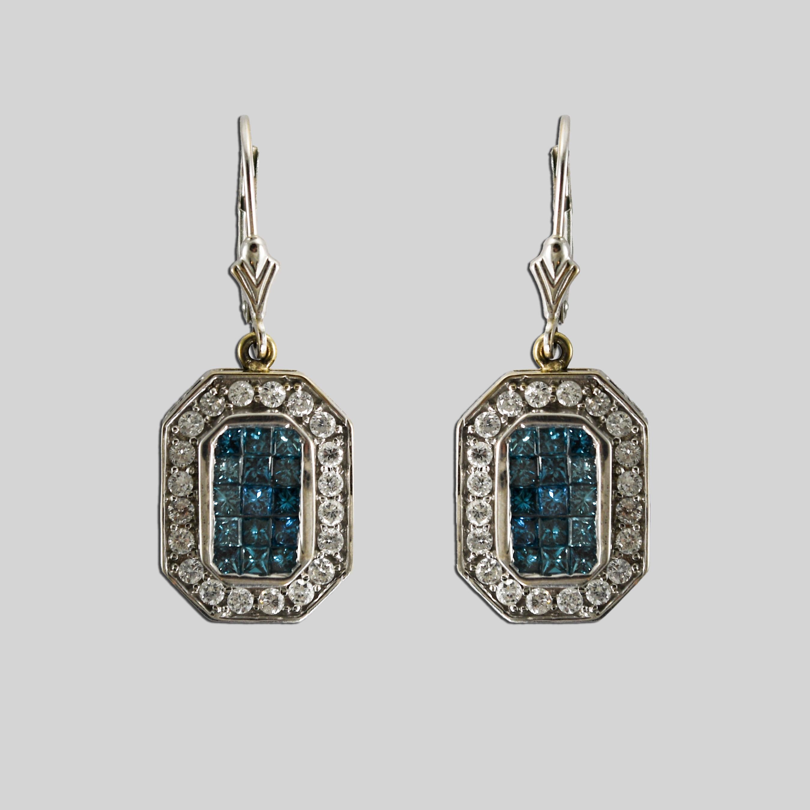 Diamantanhänger und Ohrringe aus 14 Karat Weißgold, besetzt mit blauen und weißen Diamanten.
Gestempelt 14k und wiegen 10,1 Gramm Bruttogewicht.
Der Anhänger und die Ohrringe sind in der Mitte mit hitzebehandelten blauen Diamanten besetzt.
An den