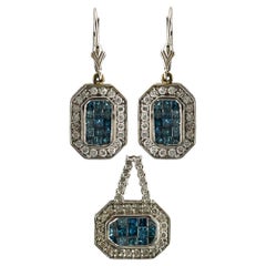 Set di orecchini e pendenti con diamanti bianchi e blu in oro bianco 14K