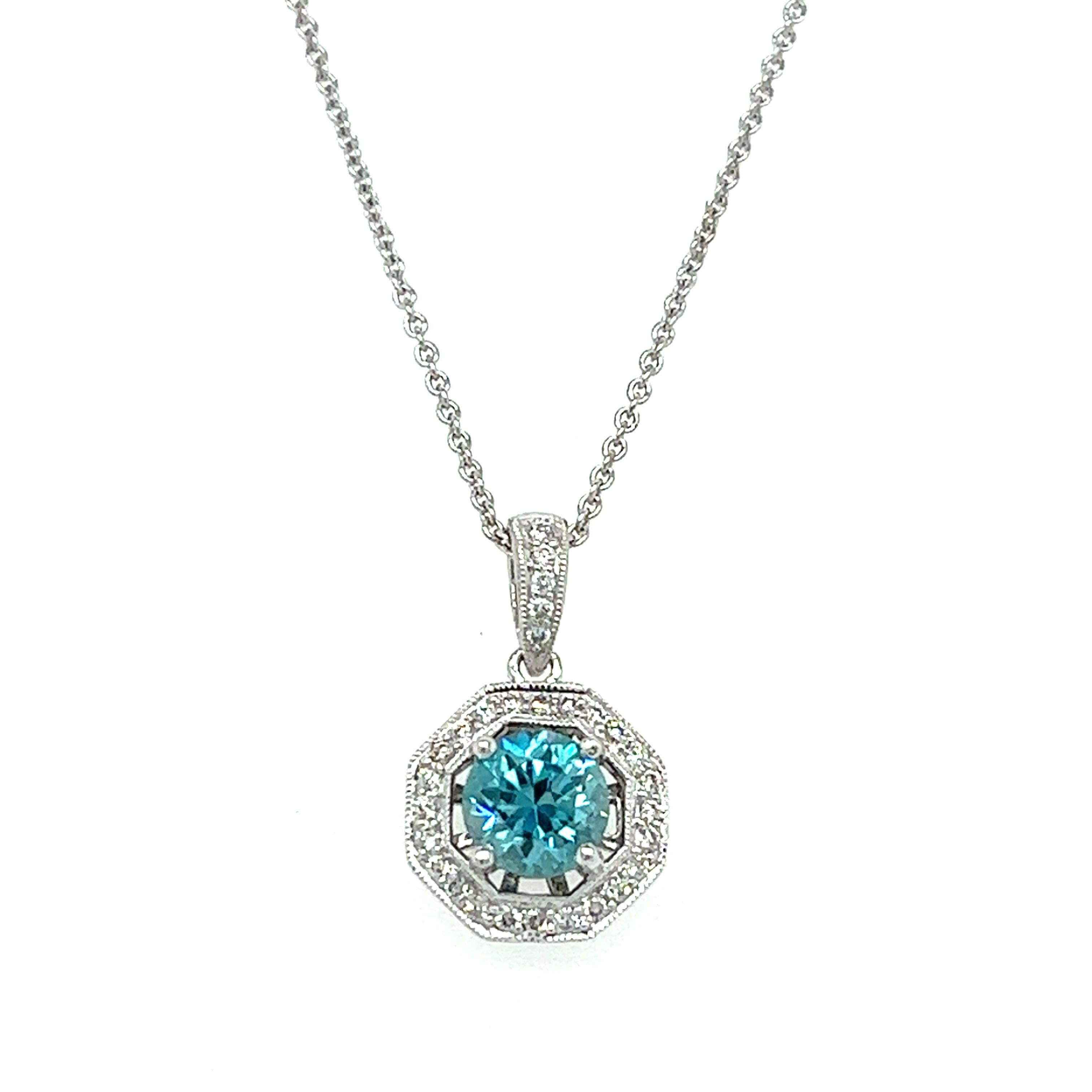 Ein achteckiger Anhänger aus 14-karätigem Weißgold, besetzt mit einem (1) runden blauen Zirkon von 1,39 Karat und neunundzwanzig (29) Diamanten im Brillantschliff mit einem Gesamtgewicht von etwa 0,15 Karat, Farbe G/H und Reinheit SI1.  Der Anhänger