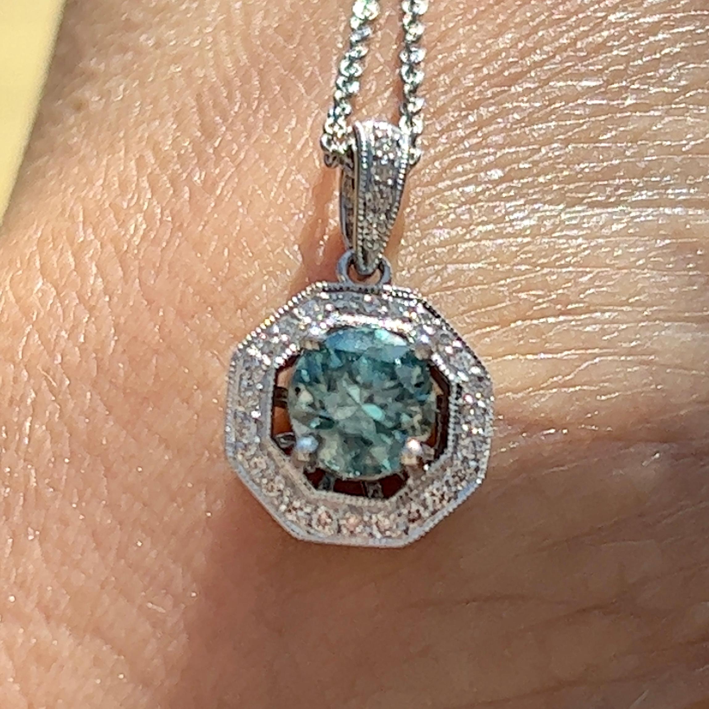 14K Weißgold Blauer Zirkon und Diamant-Anhänger Halskette im Zustand „Gut“ in Towson, MD