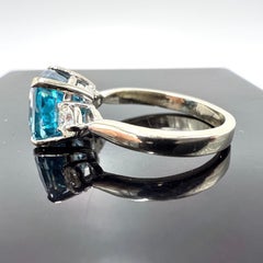 Anillo de oro blanco de 14 quilates con circón azul y diamante natural - 4,39 TQC