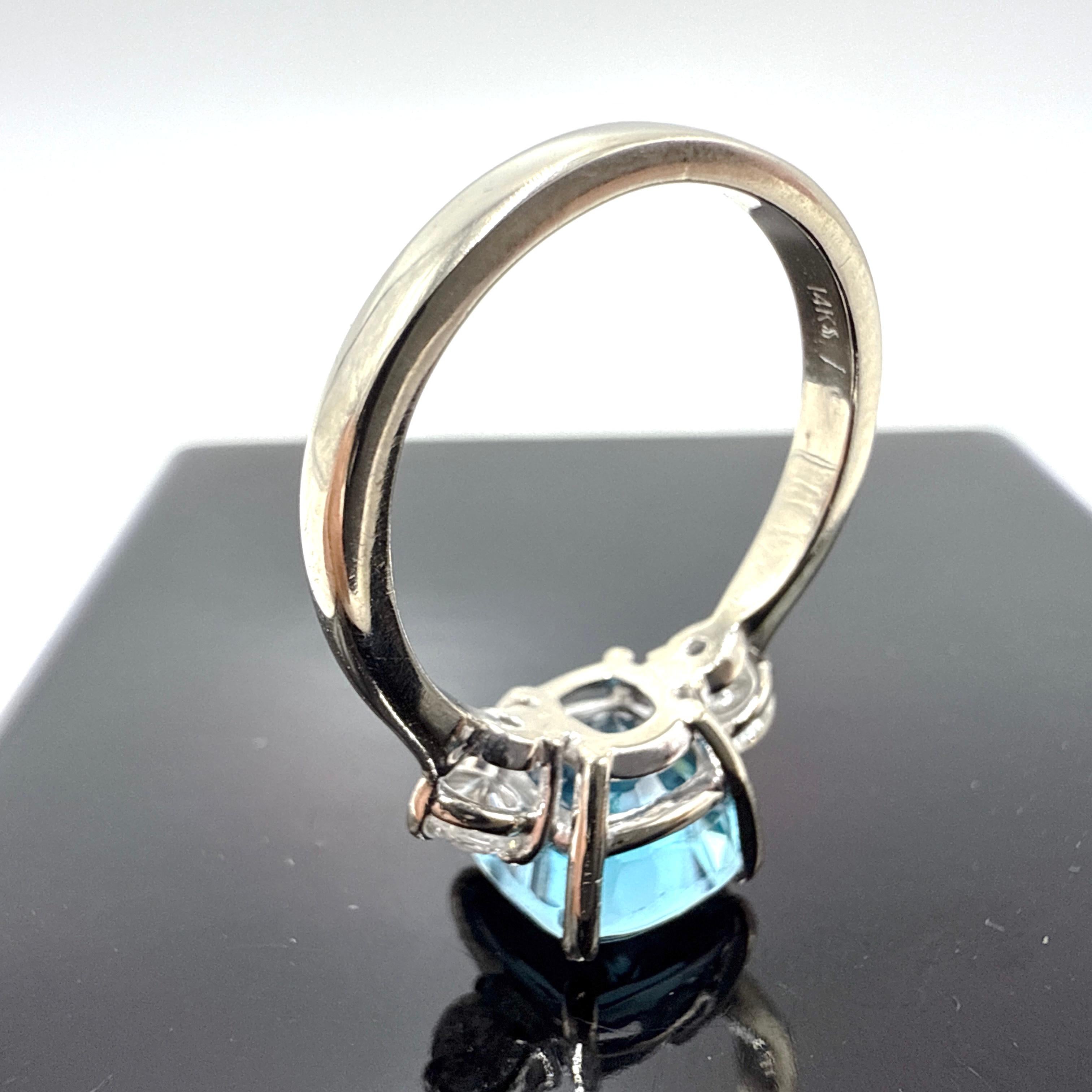 Taglio cuscino Anello in oro bianco 14K con zircone blu e diamante naturale - 4.39TCW in vendita