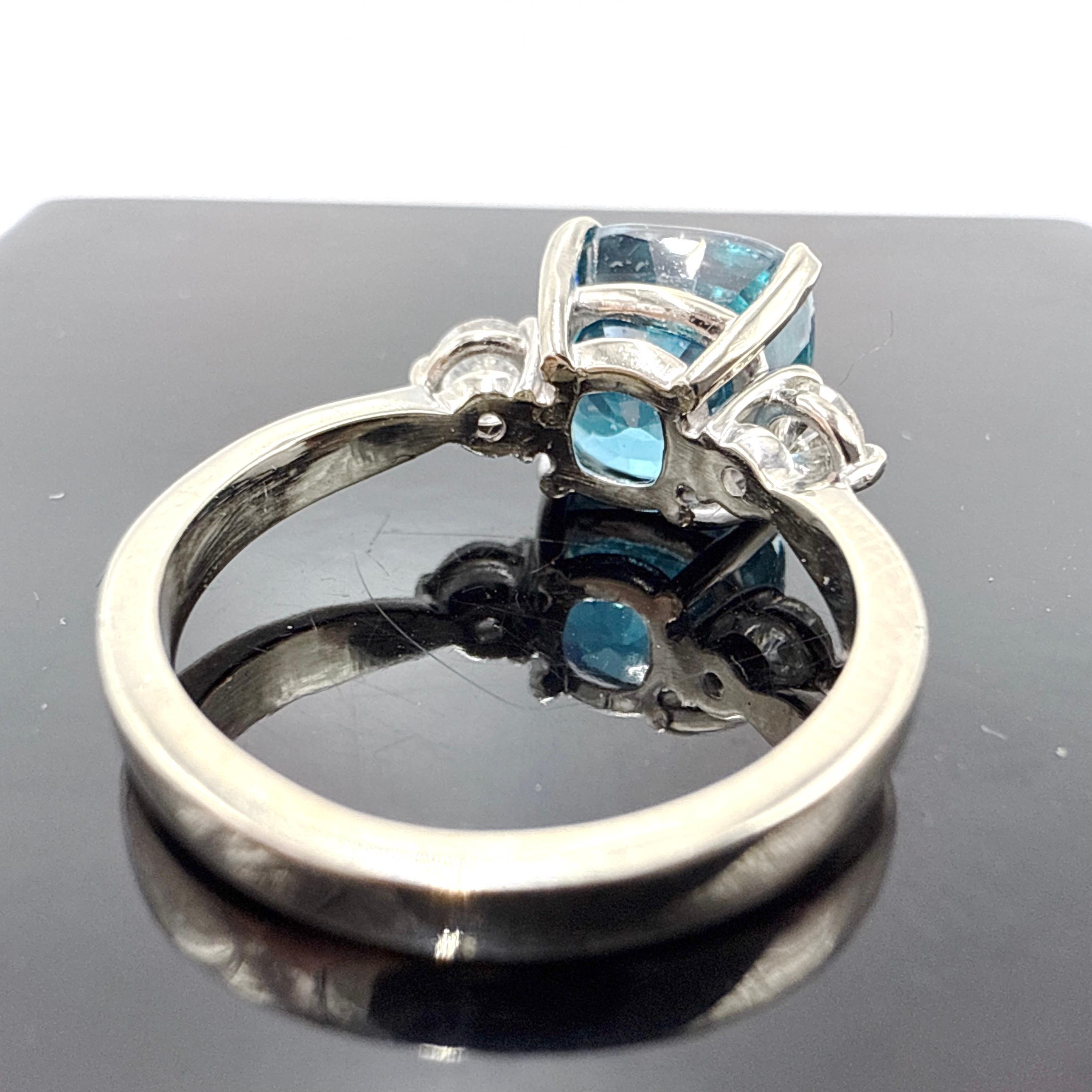 Anello in oro bianco 14K con zircone blu e diamante naturale - 4.39TCW In condizioni ottime in vendita a Victoria, BC