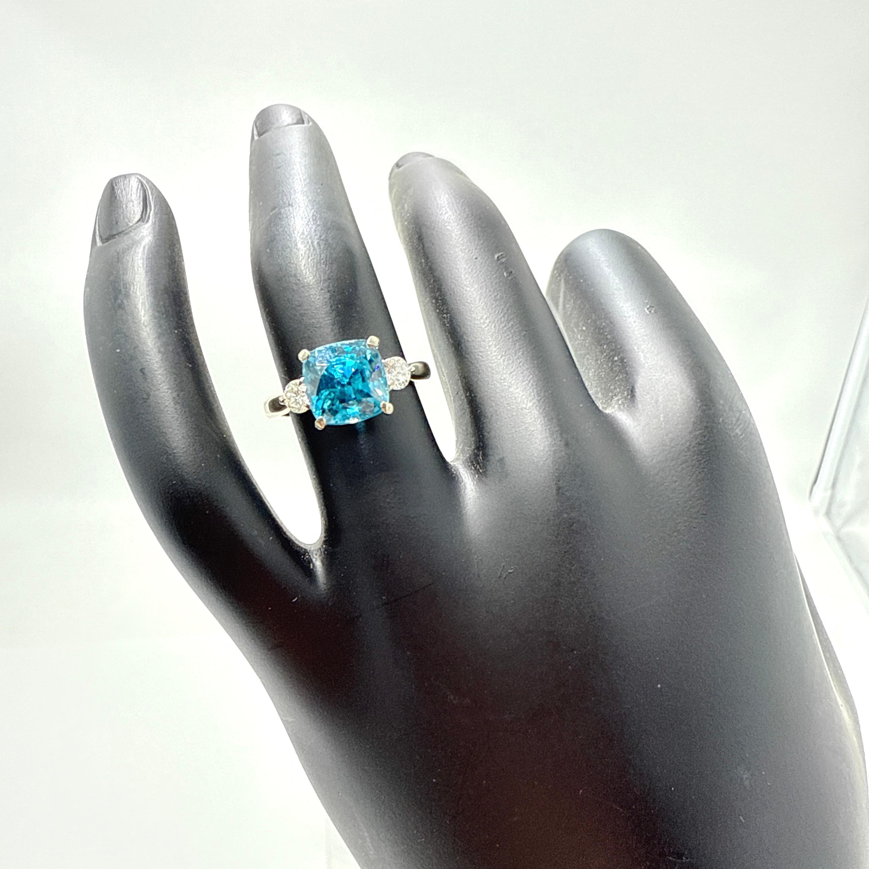 Anello in oro bianco 14K con zircone blu e diamante naturale - 4.39TCW in vendita 1