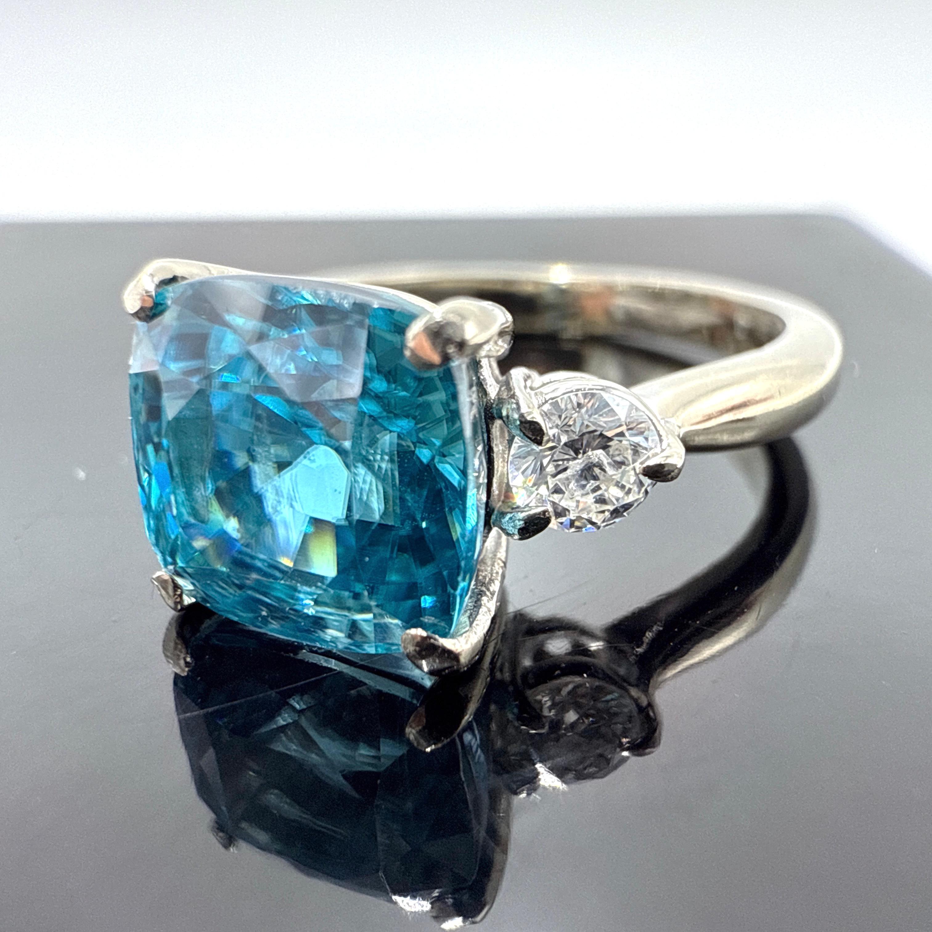 Anello in oro bianco 14K con zircone blu e diamante naturale - 4.39TCW in vendita 4