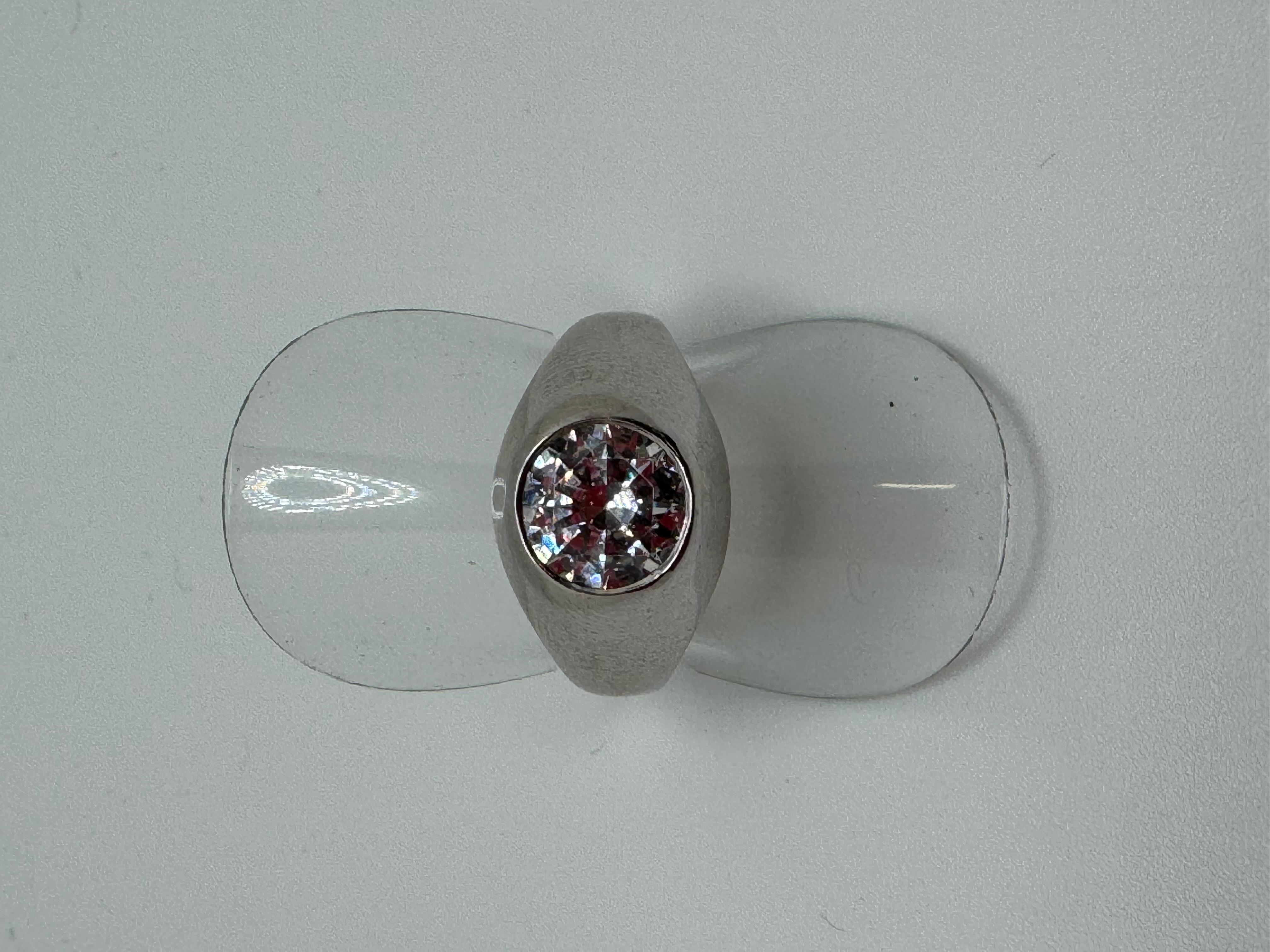 Réalisée en or blanc 14 carats, cette bague frappante pr�ésente une monture gitane audacieuse qui met en valeur un brillant diamant Renzite. La pièce maîtresse est une impressionnante Renzite de 8,2 mm de diamètre, pesant environ 2,0 carats. Sa
