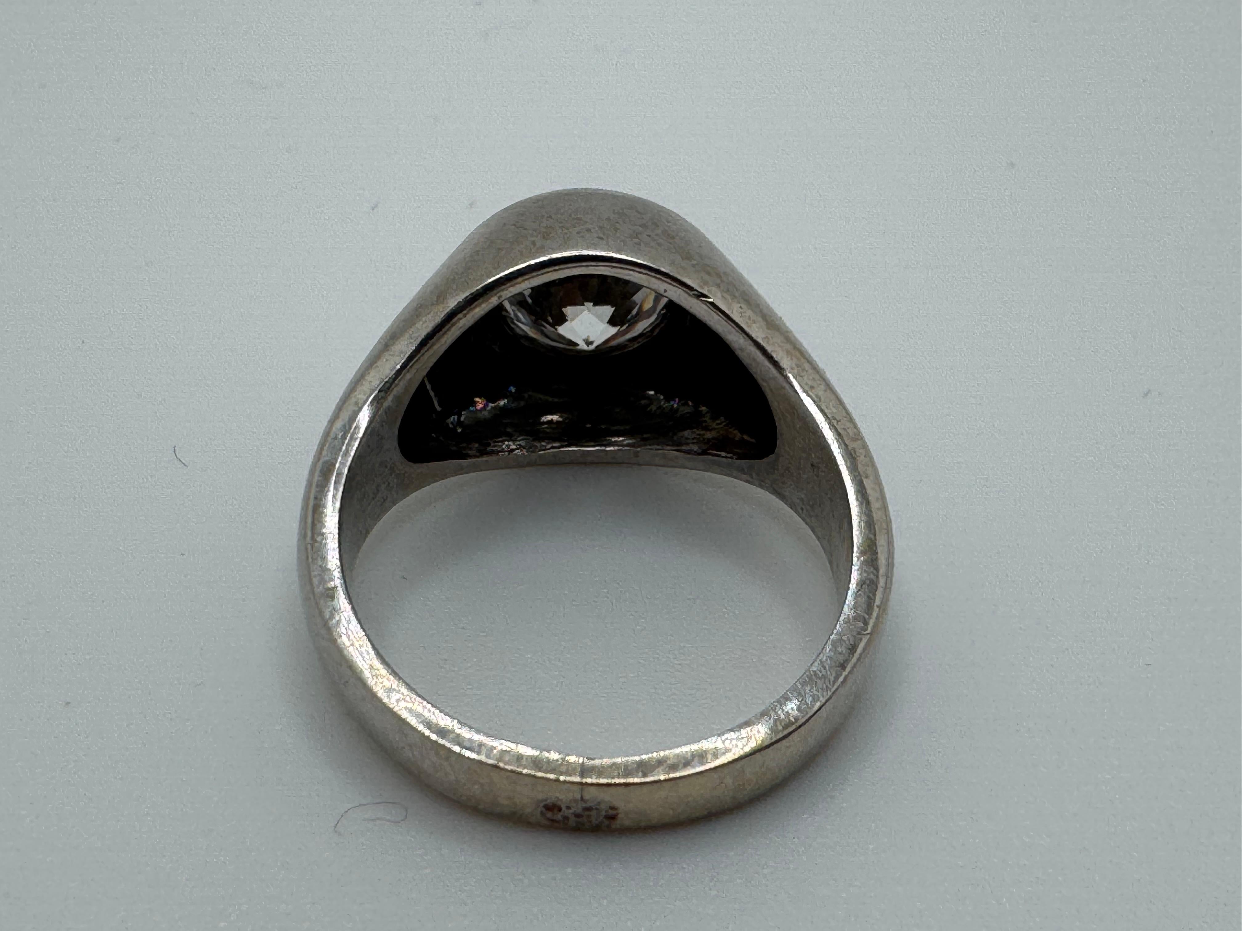 Taille ronde Bague Renzite en or blanc 14K à l'éclat audacieux, sertie de gitanes en vente