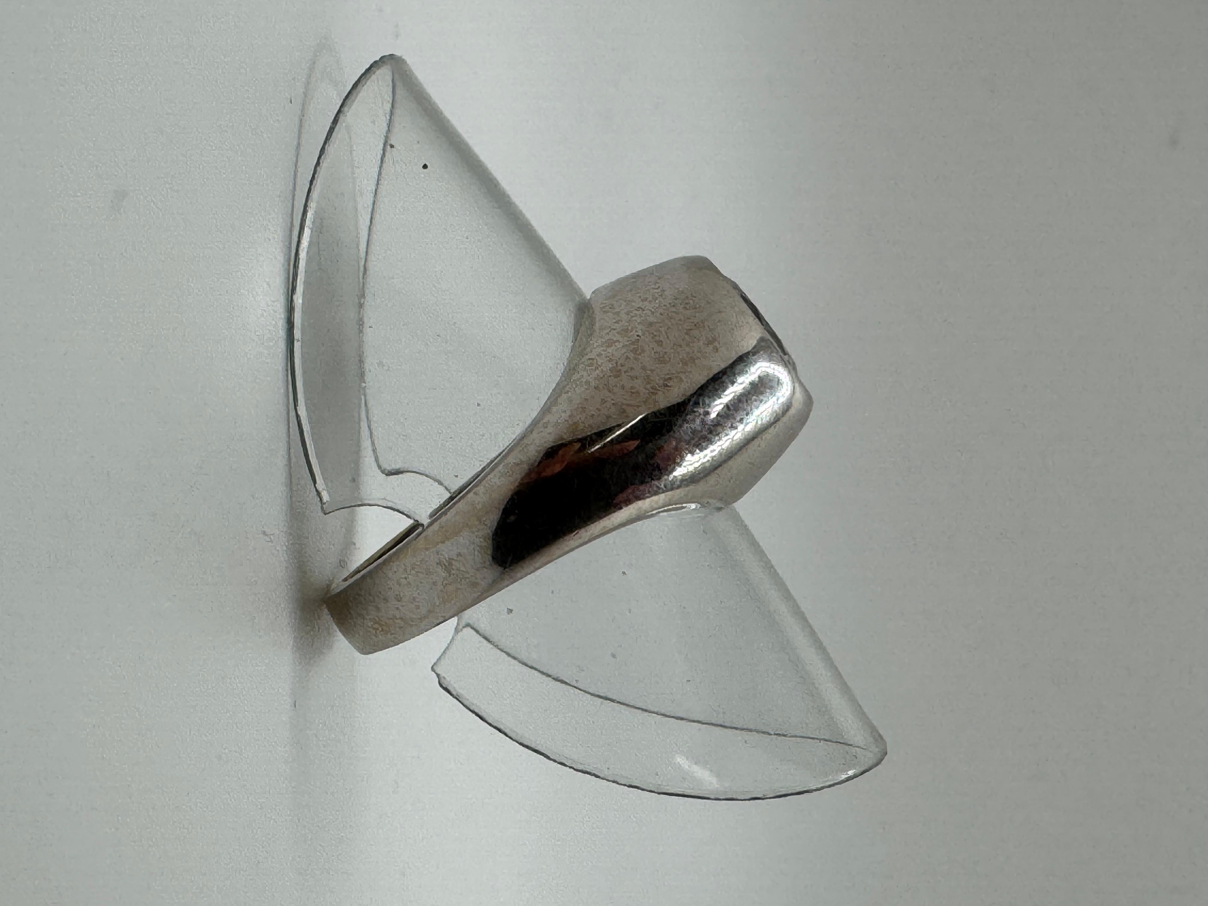 Bague Renzite en or blanc 14K à l'éclat audacieux, sertie de gitanes en vente 1