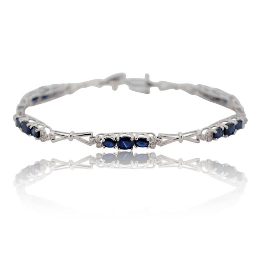 Ce superbe bracelet en or blanc 14 carats est une combinaison parfaite d'élégance et de sophistication, mettant en valeur à la fois des diamants et des saphirs. Pesant 5,04 grammes, ce bracelet met en valeur des diamants de taille brillante et