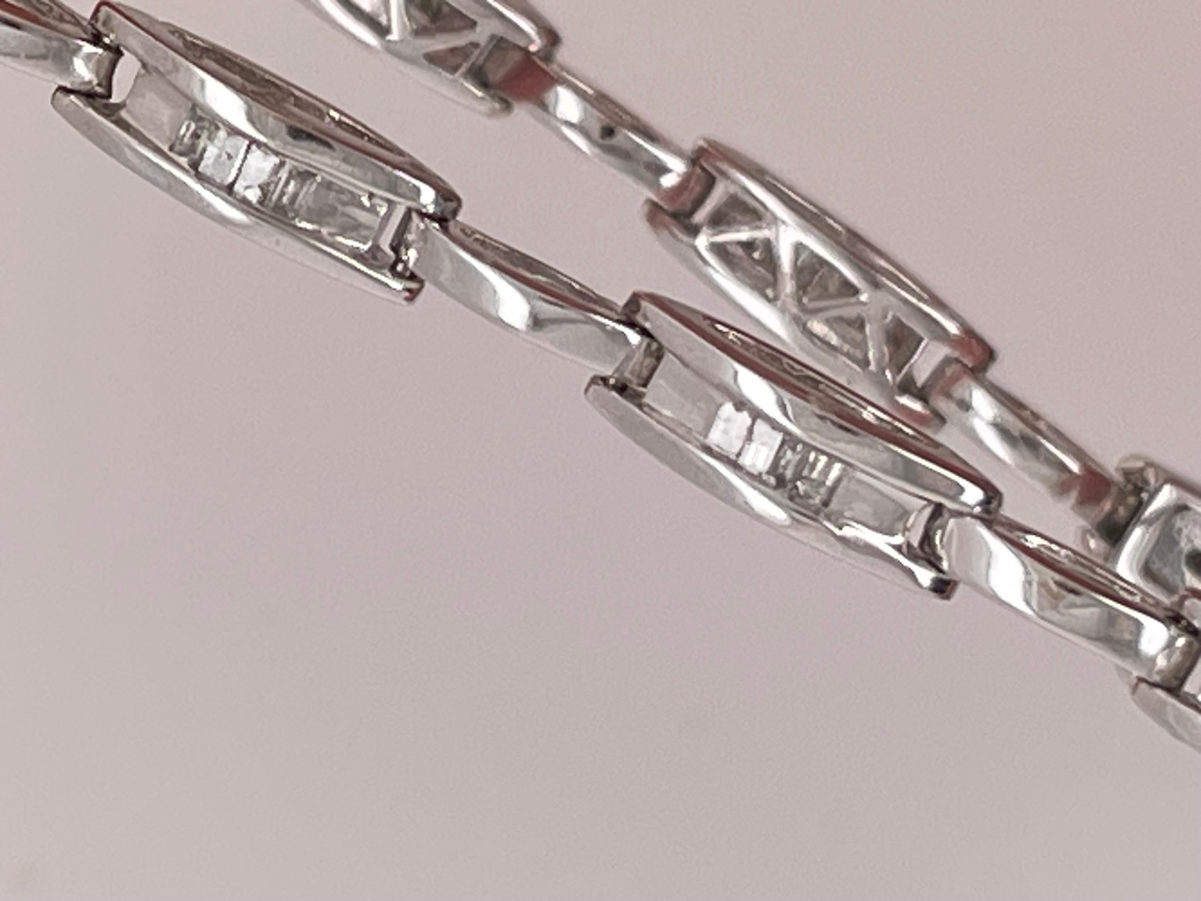14K White Gold Bracelet with Diamonds In Good Condition For Sale In Manhasset, NY