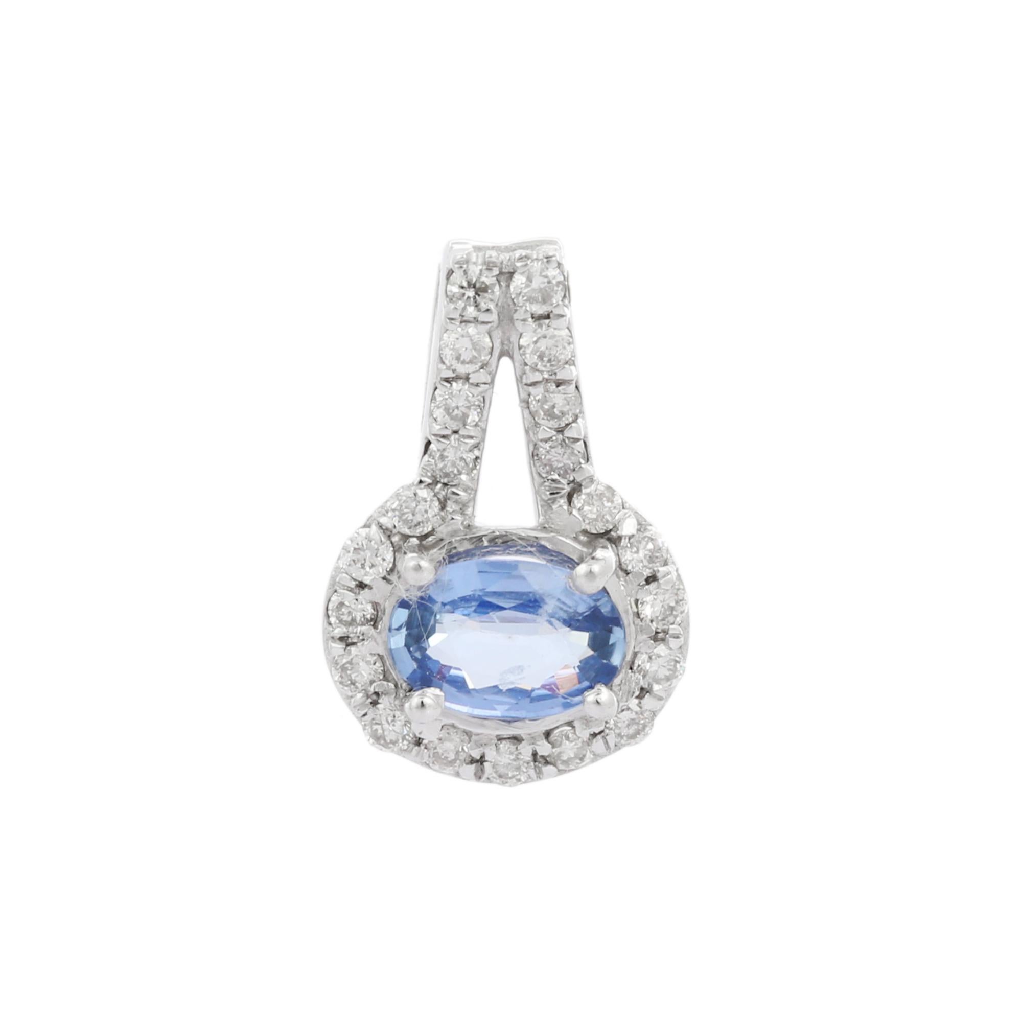 Pendentif en saphir bleu naturel en or 14K. Il est orné d'un saphir de taille ovale constellé de diamants qui complètent votre look avec une touche décente. Les pendentifs sont utilisés pour être portés ou offerts pour représenter l'amour et les