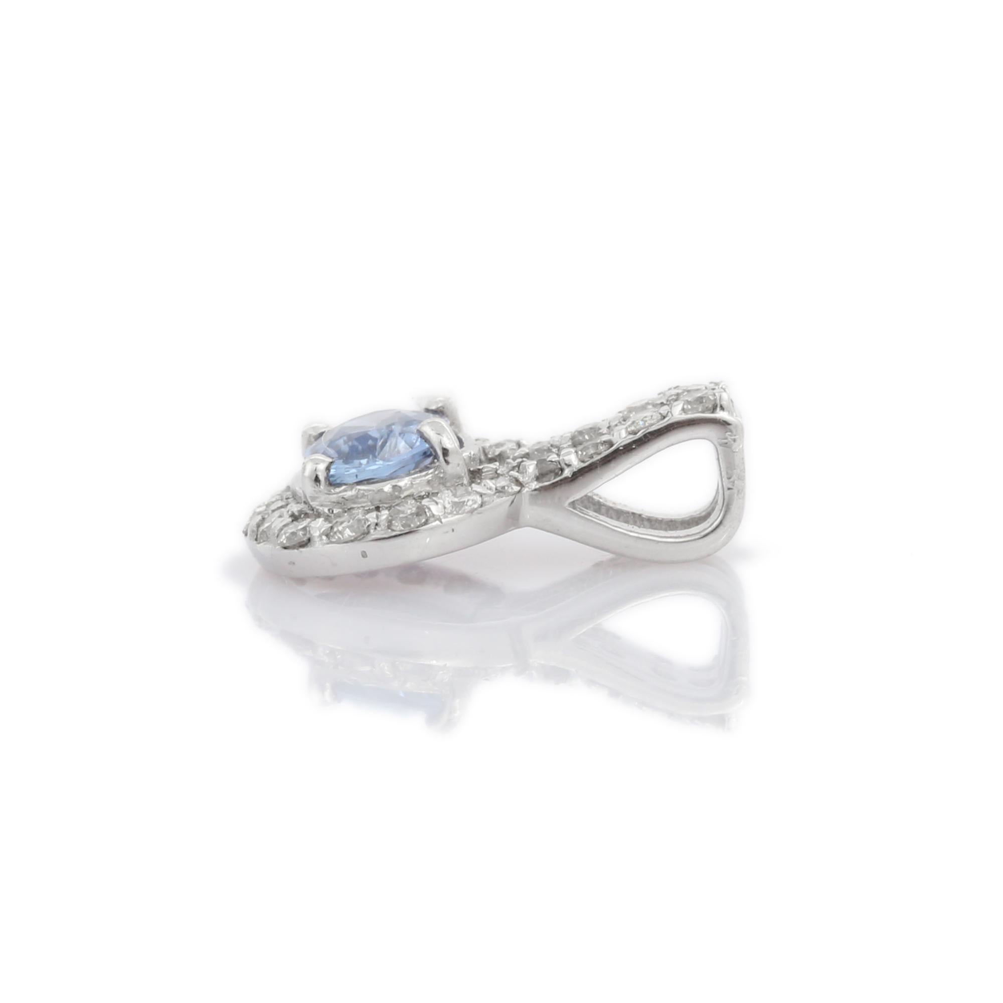 Taille ovale Pendentif en or blanc 14 carats avec saphir bleu et diamants en vente