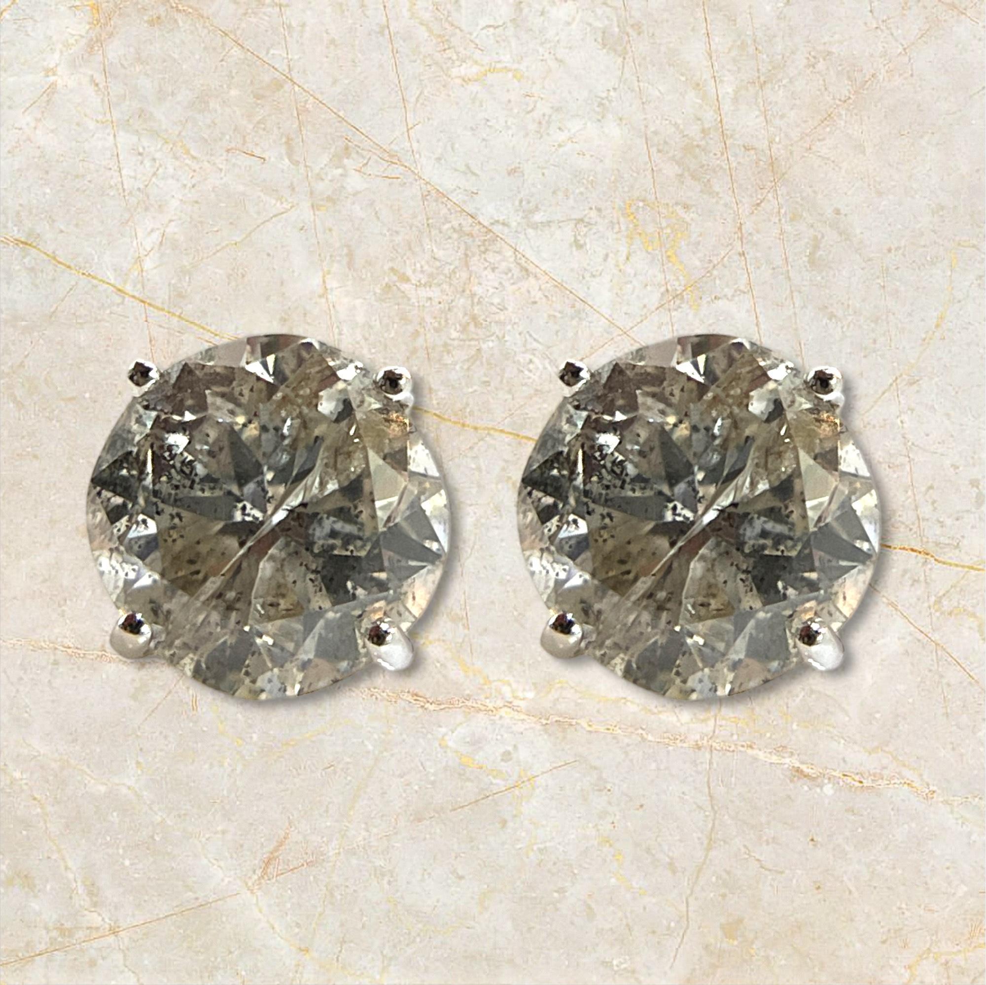 Questo intramontabile orecchino in oro bianco 14K presenta un diamante rotondo abbagliante, sapientemente incastonato in una sicura montatura a quattro punte. La brillantezza del diamante è splendidamente completata dal bagliore dell'oro bianco,