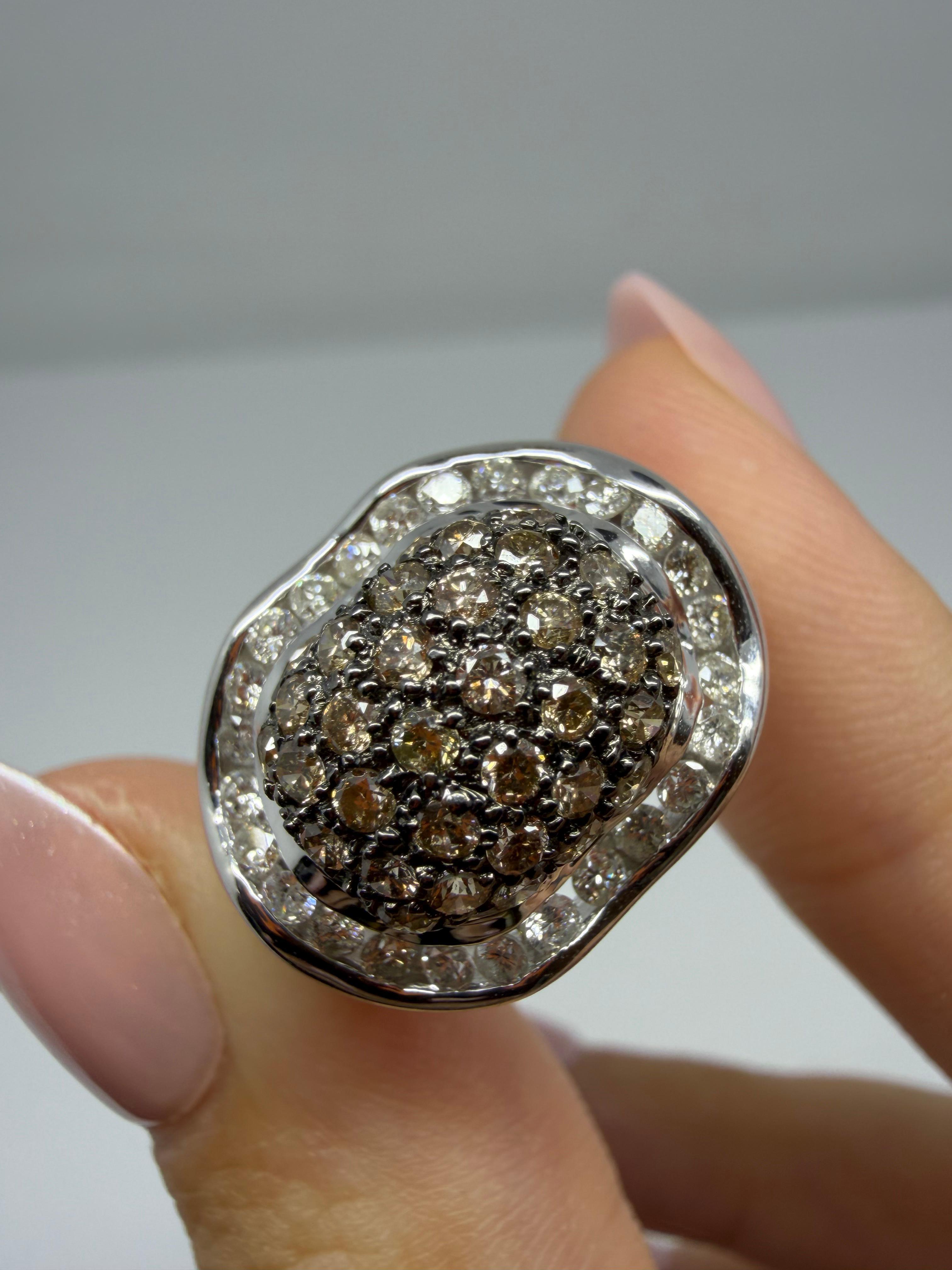 Bague dôme à large bande en or blanc 14K, diamants bruns et blancs en vente 5