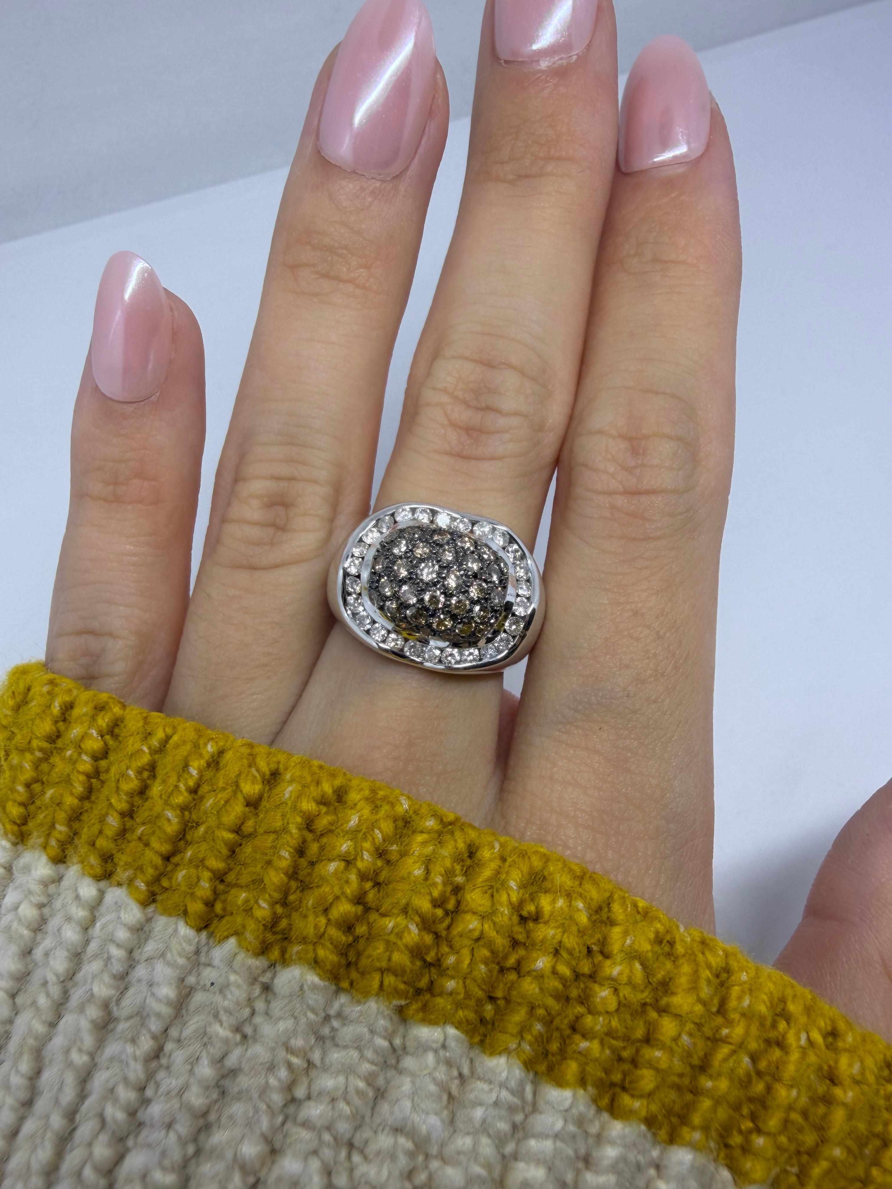 Taille ronde Bague dôme à large bande en or blanc 14K, diamants bruns et blancs en vente