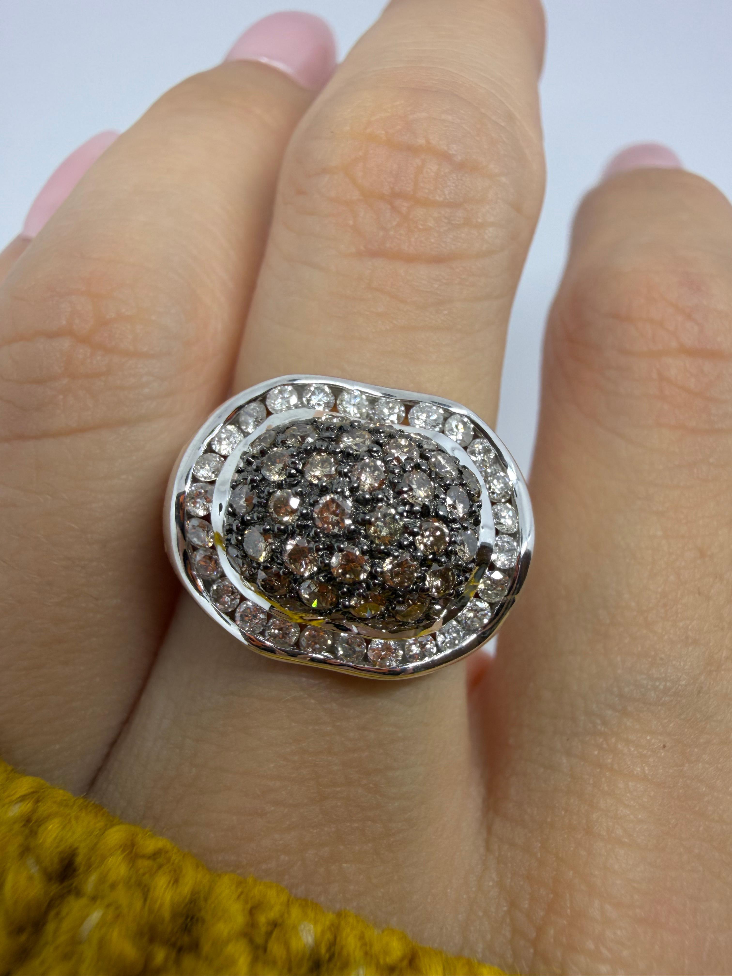Bague dôme à large bande en or blanc 14K, diamants bruns et blancs Bon état - En vente à New York, NY