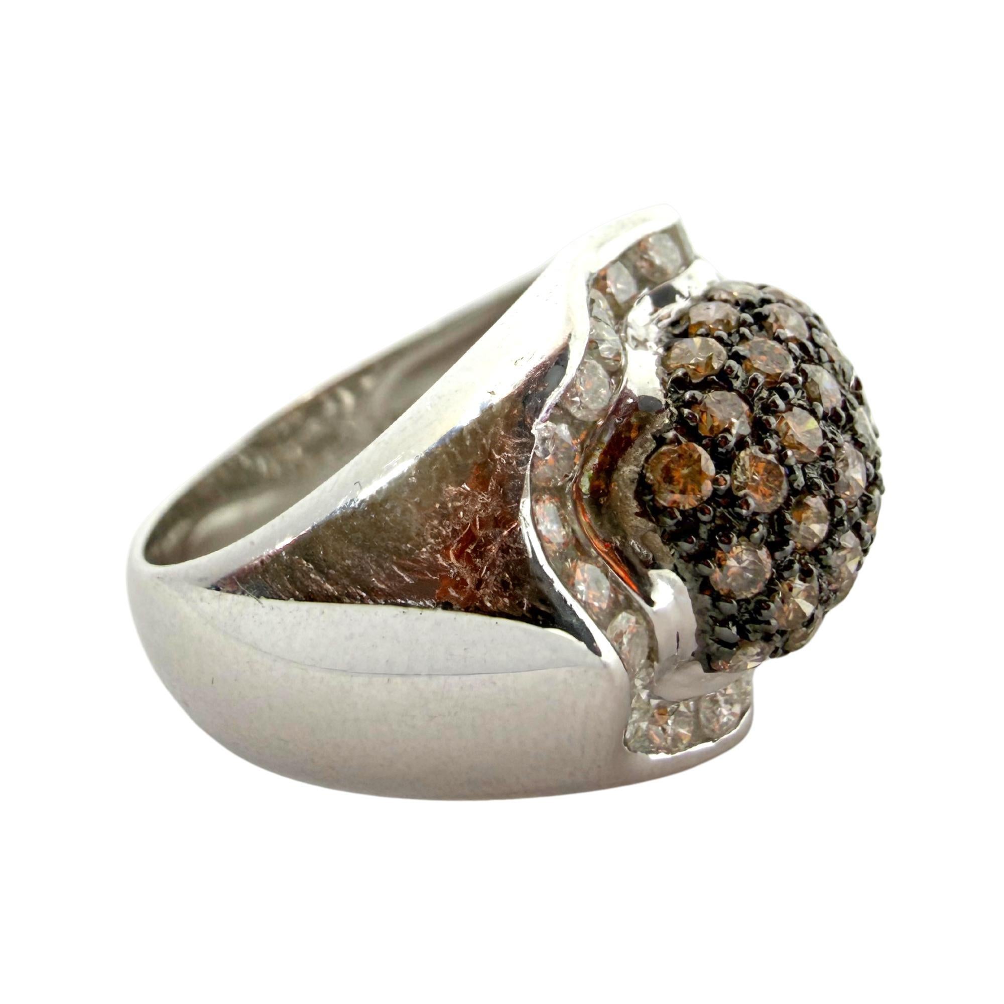Bague dôme à large bande en or blanc 14K, diamants bruns et blancs en vente 2