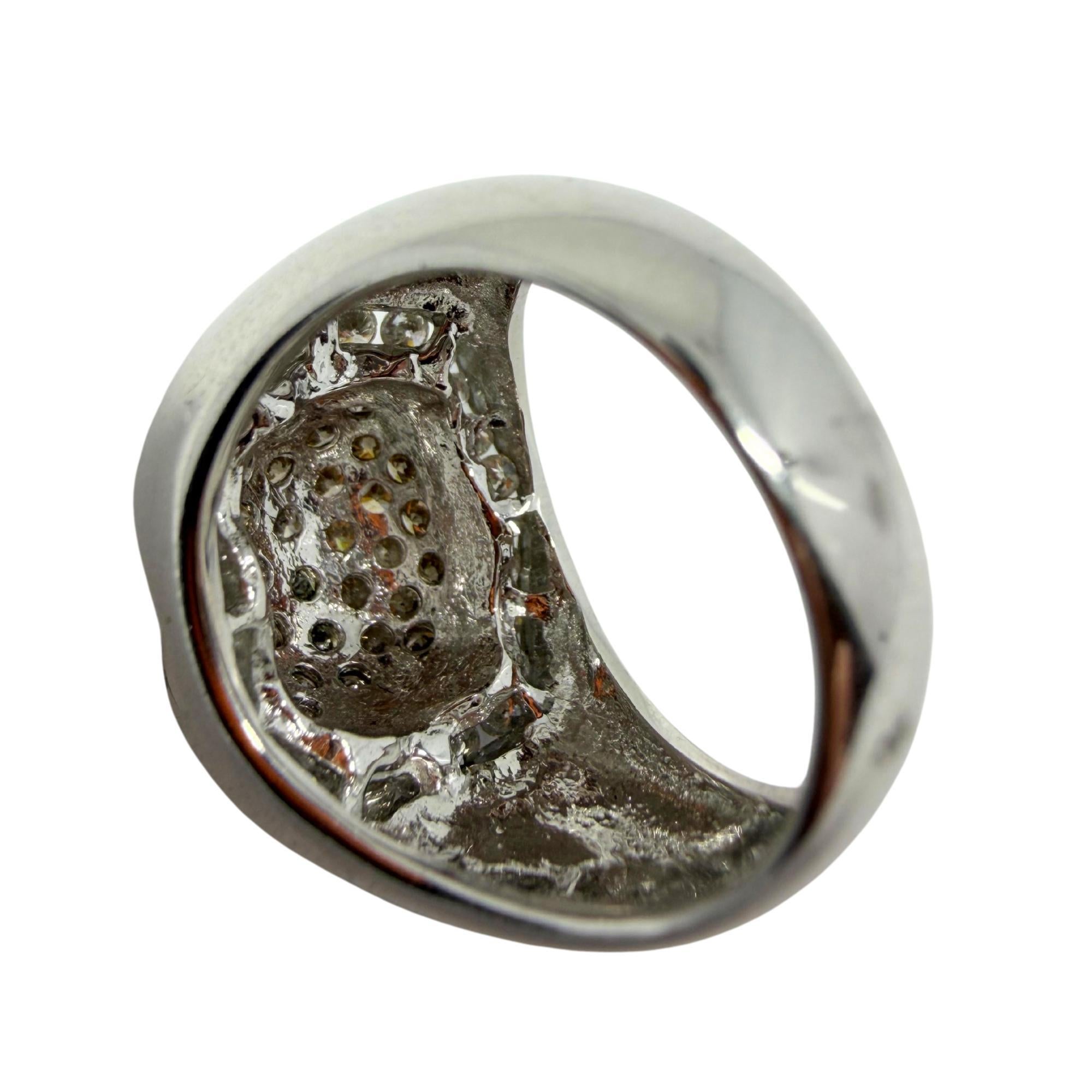 Bague dôme à large bande en or blanc 14K, diamants bruns et blancs en vente 3