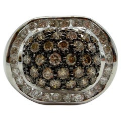 Anello a cupola a fascia larga con diamanti bianchi e marroni in oro bianco 14K