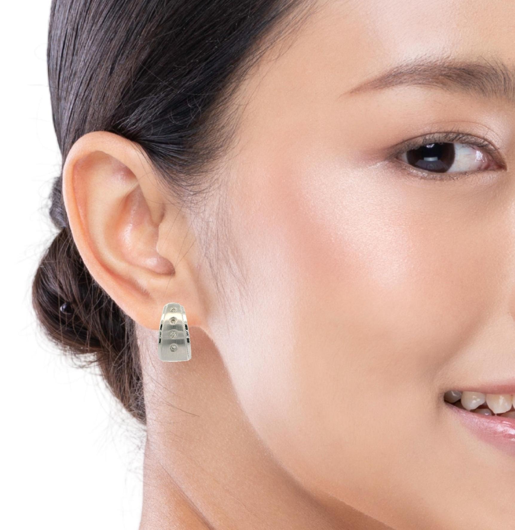 Orecchini a cerchio conici Huggie in oro bianco 14k con diamante brunito e finitura opaca in vendita 6