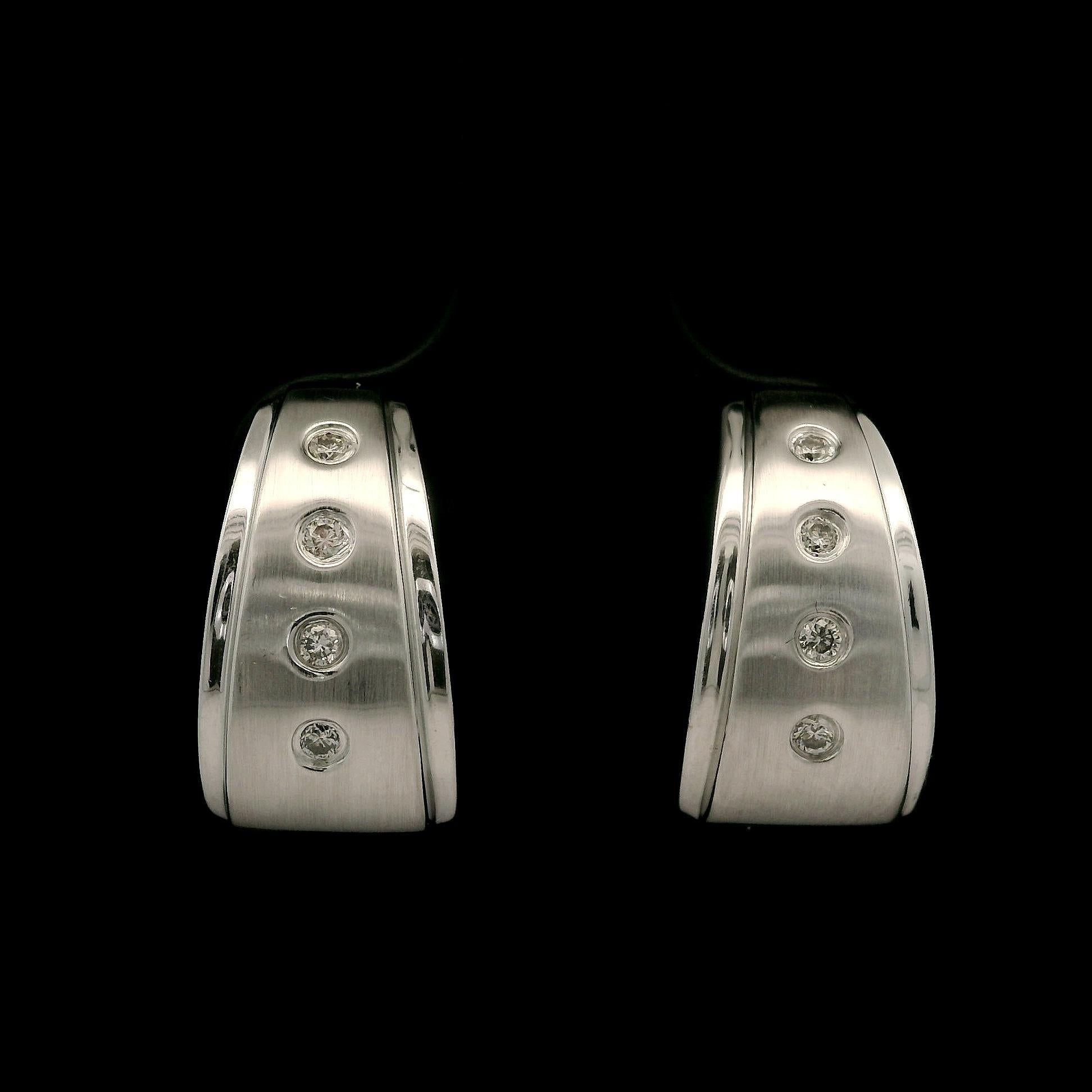 --Pietre: --
(8) Diamanti naturali autentici - Taglio rotondo brillante - Set brunito - Bel colore Whiting - 0,08ctw (circa)

Materiale: Oro bianco massiccio 14k
Peso: 3.7 grammi
Chiusura: Fondello a omega (è necessario avere un piercing alle