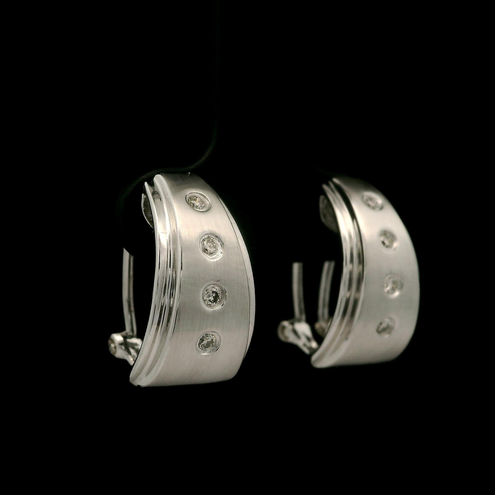 Taglio brillante Orecchini a cerchio conici Huggie in oro bianco 14k con diamante brunito e finitura opaca in vendita