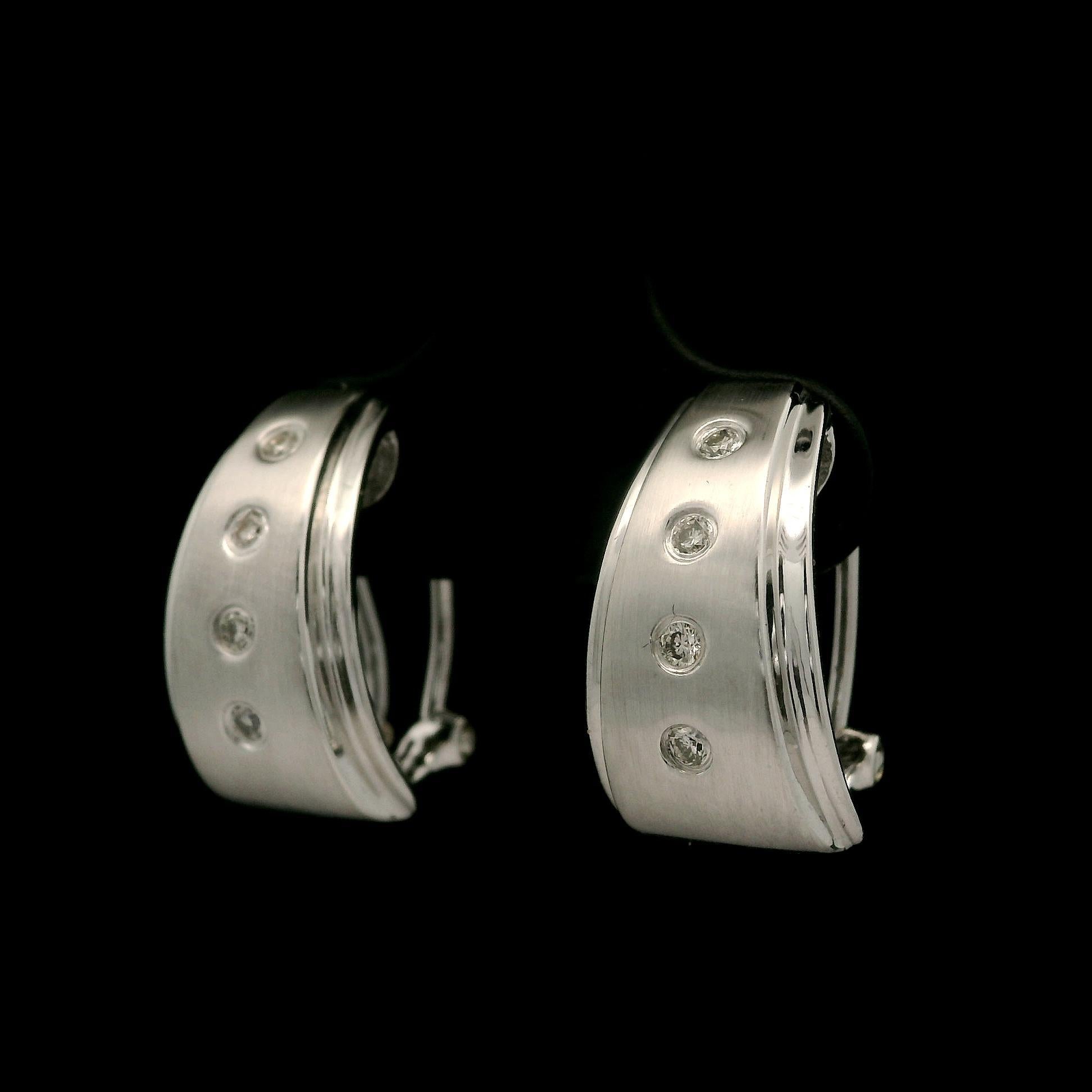 Orecchini a cerchio conici Huggie in oro bianco 14k con diamante brunito e finitura opaca In condizioni ottime in vendita a Montclair, NJ