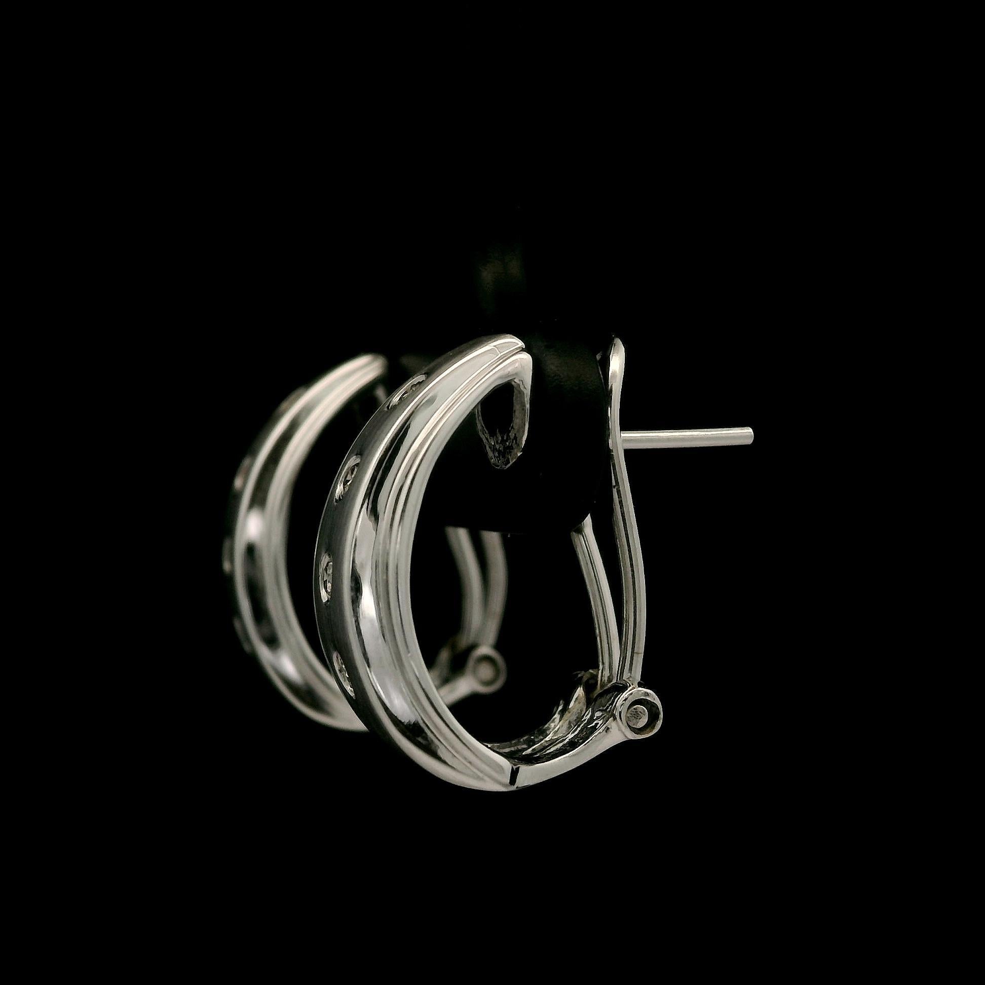 Donna Orecchini a cerchio conici Huggie in oro bianco 14k con diamante brunito e finitura opaca in vendita