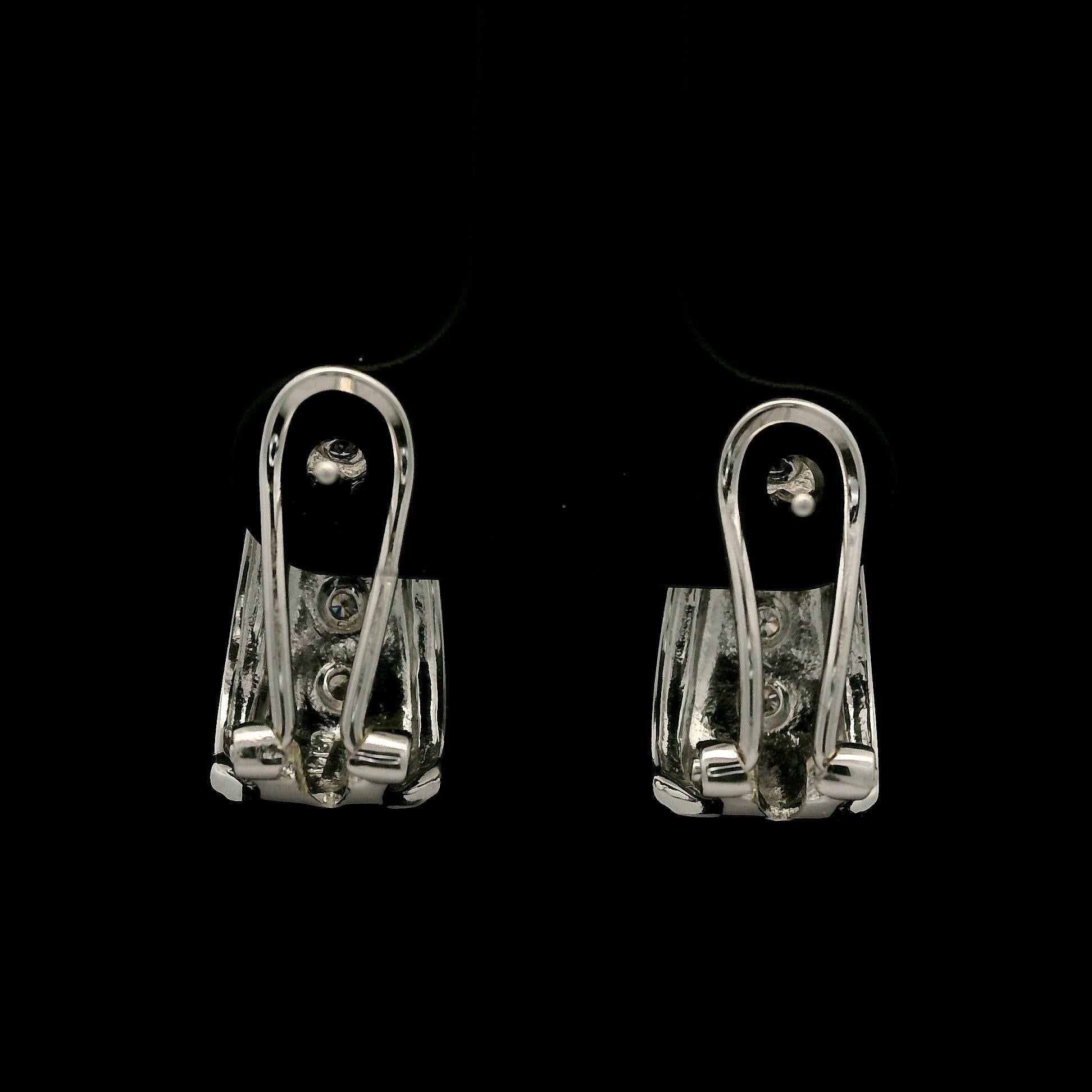 Orecchini a cerchio conici Huggie in oro bianco 14k con diamante brunito e finitura opaca in vendita 1