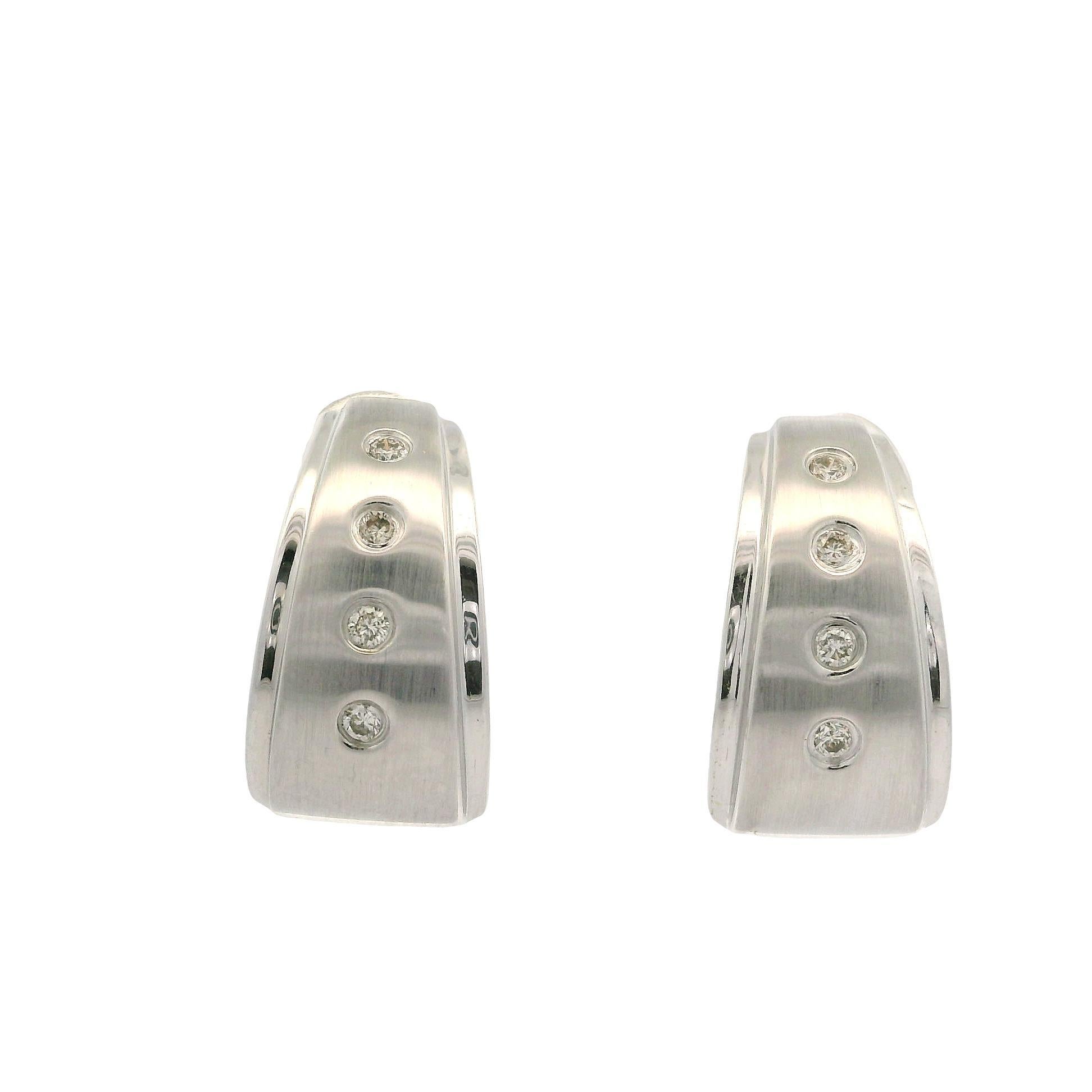 Orecchini a cerchio conici Huggie in oro bianco 14k con diamante brunito e finitura opaca in vendita 2