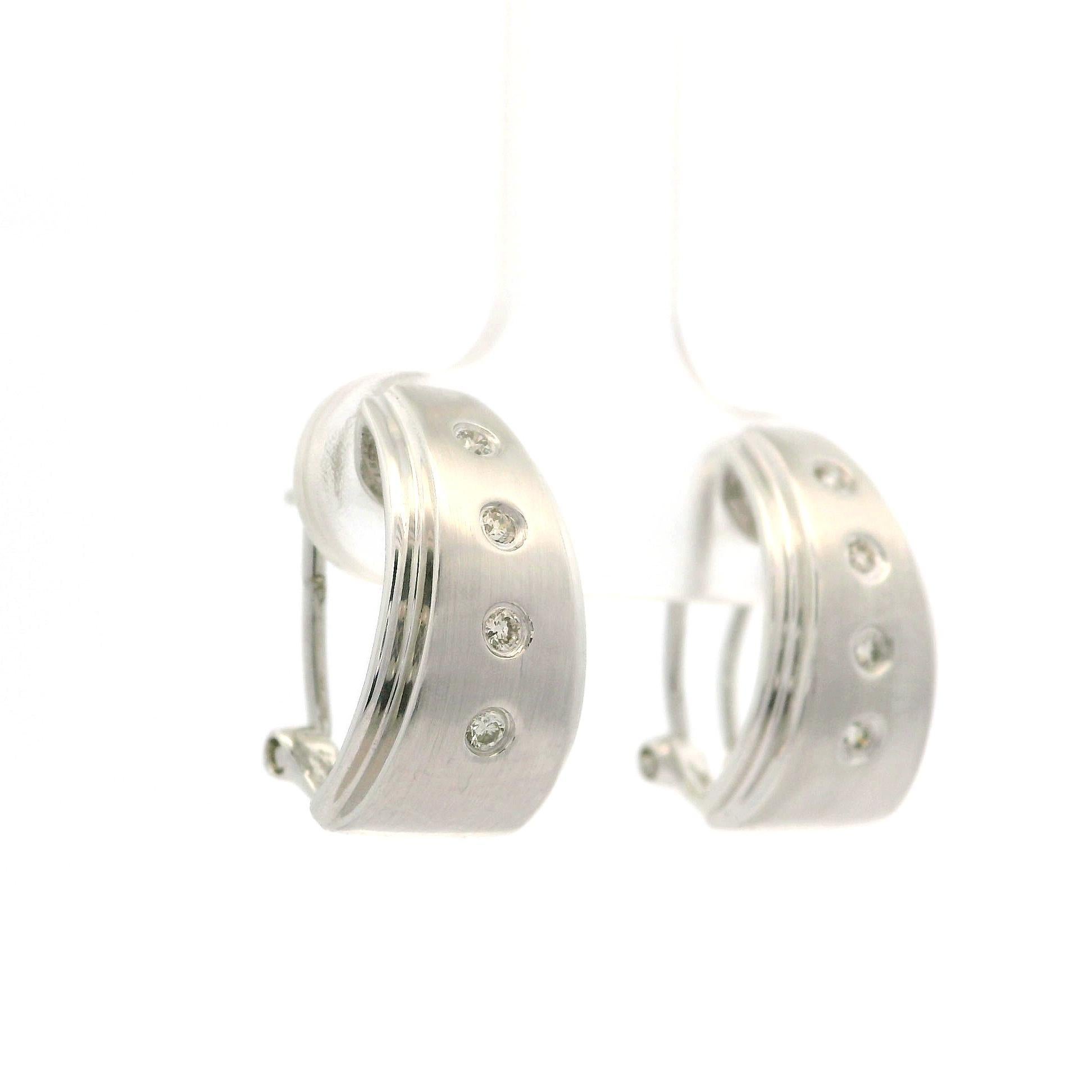 Orecchini a cerchio conici Huggie in oro bianco 14k con diamante brunito e finitura opaca in vendita 3