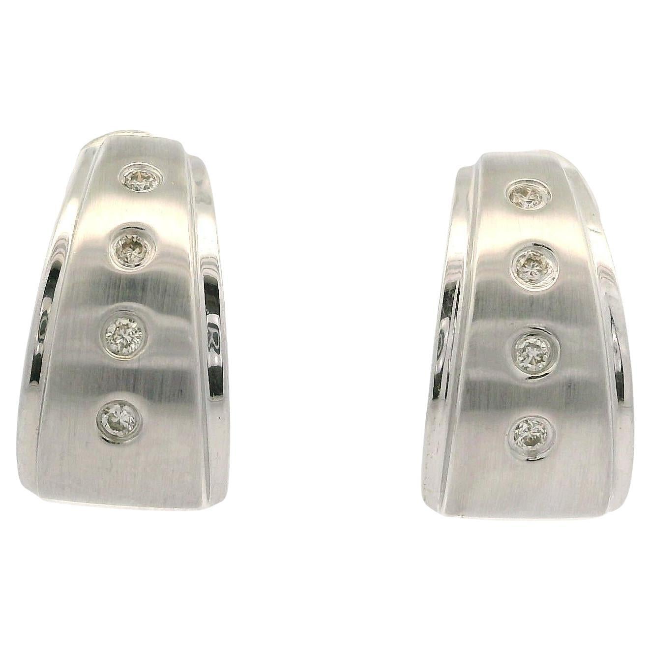 Orecchini a cerchio conici Huggie in oro bianco 14k con diamante brunito e finitura opaca in vendita