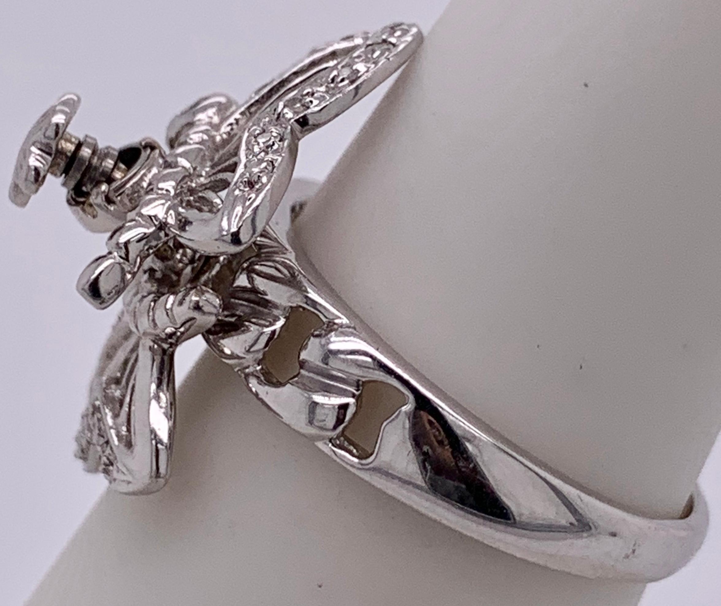 Taglio rotondo Anello con farfalla e diamante da 0,25 carati in oro bianco 14 carati, 4 grammi in vendita