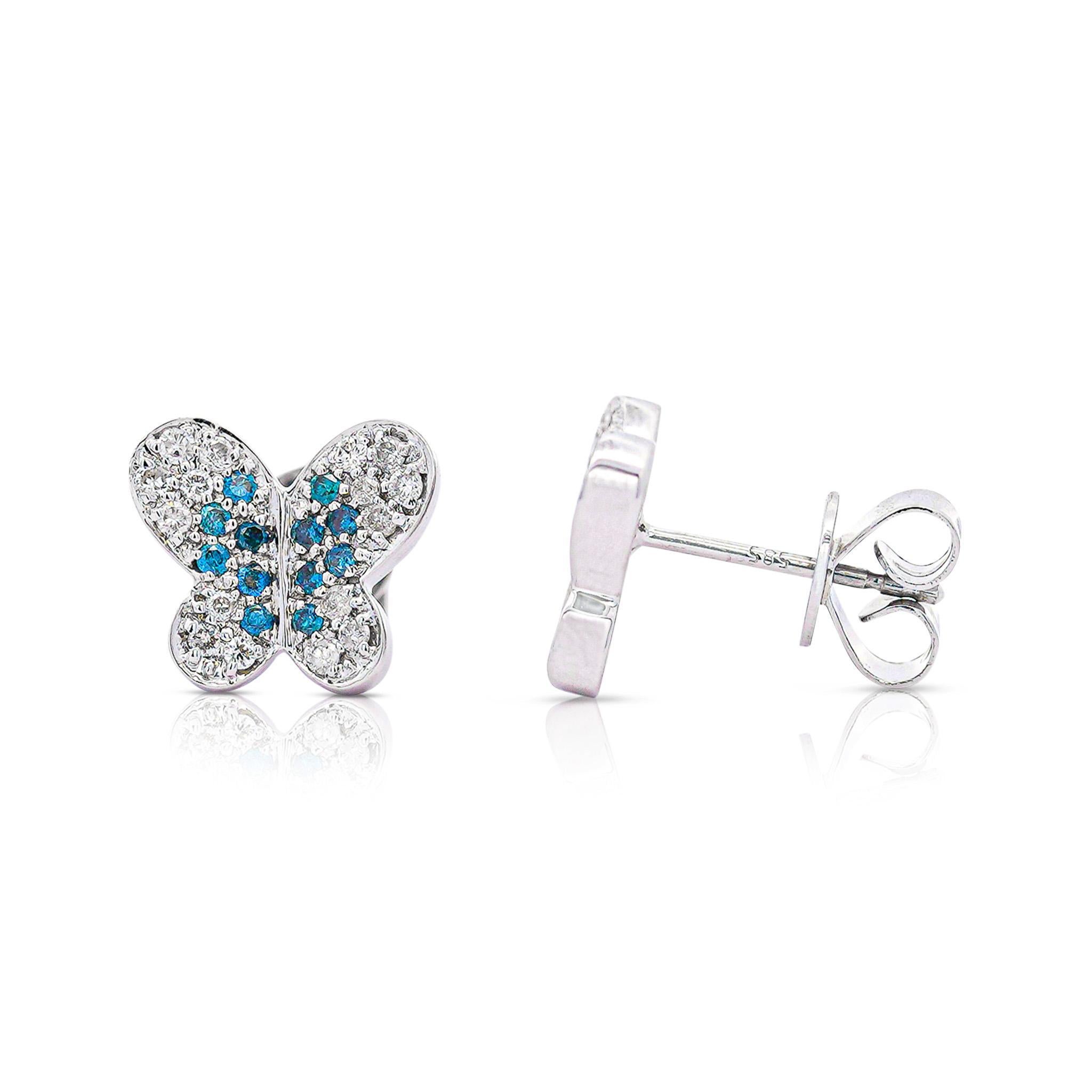Mantieni la semplicità e la dolcezza o aggiungi un po' di personalità a qualsiasi outfit con queste bellissime borchie con diamante a farfalla. Questa splendida parure vanta 24 diamanti blu rotondi perfettamente posizionati al centro di 32 diamanti