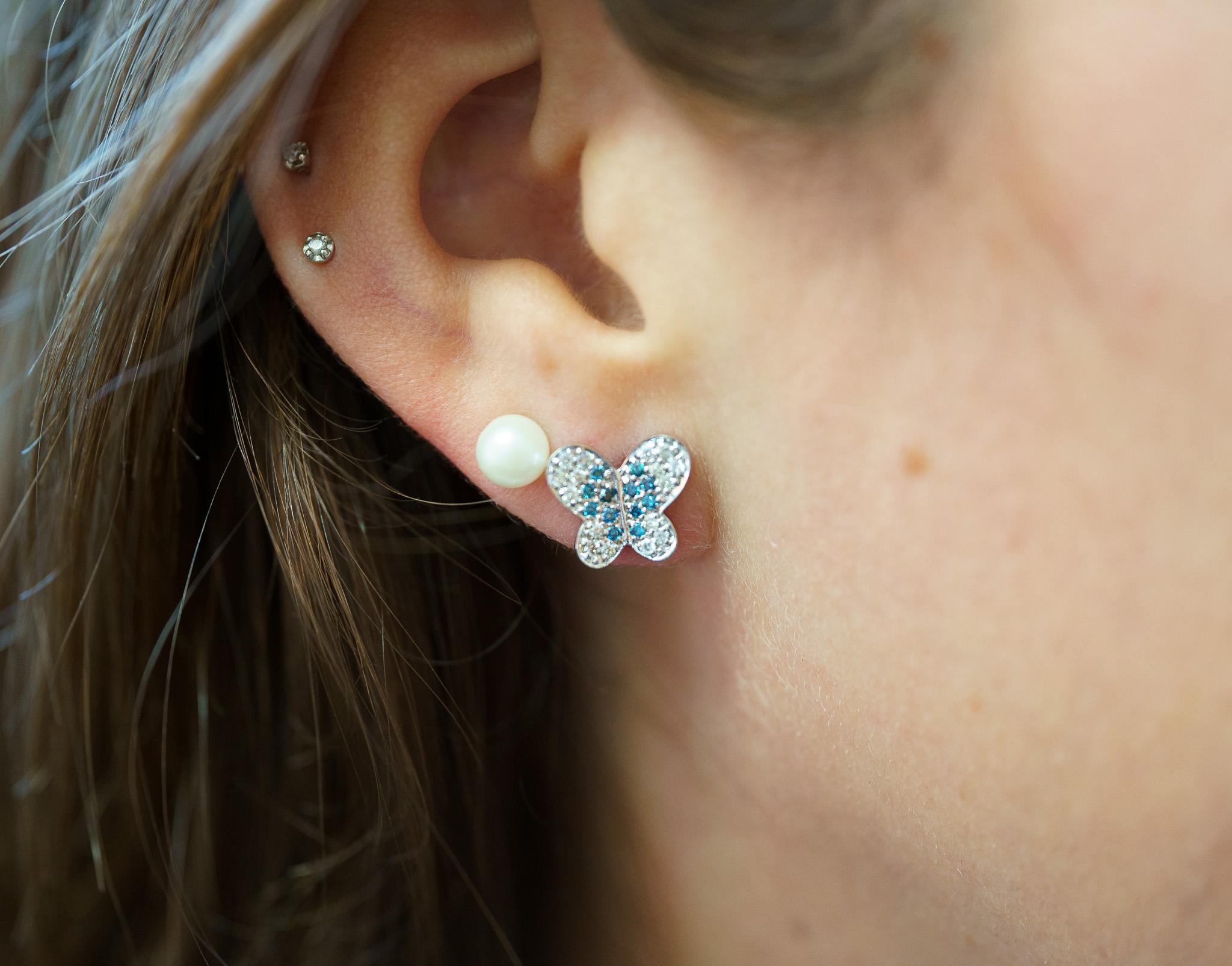 Moderno Orecchino con perno in oro bianco 14K con motivo a farfalla e diamante bianco e blu in vendita