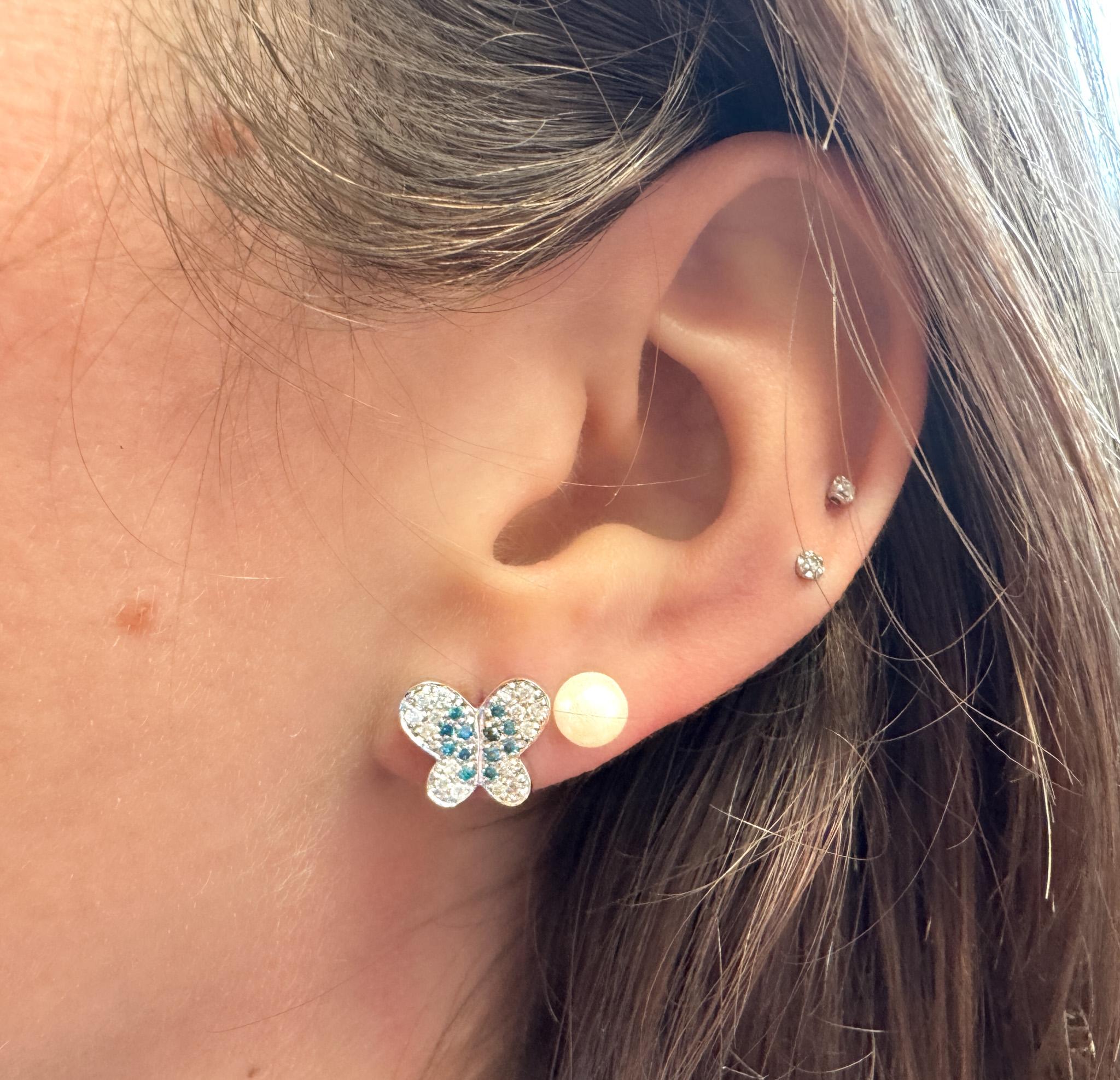 Taglio rotondo Orecchino con perno in oro bianco 14K con motivo a farfalla e diamante bianco e blu in vendita