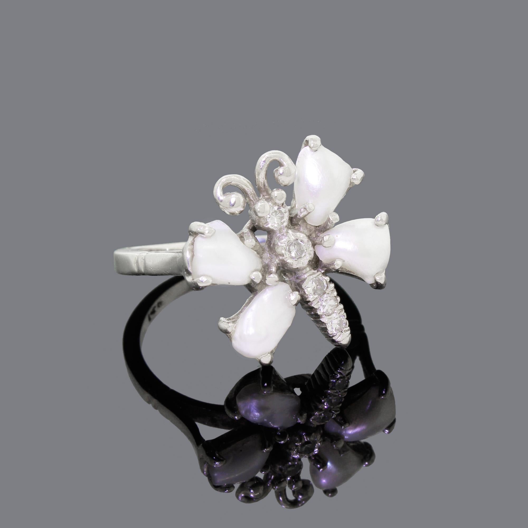 14 Karat White Gold Butterfly Ring Beautiful Diamond and Freshwater River Pearl In Good Condition In Lauderdale by the Sea, FL