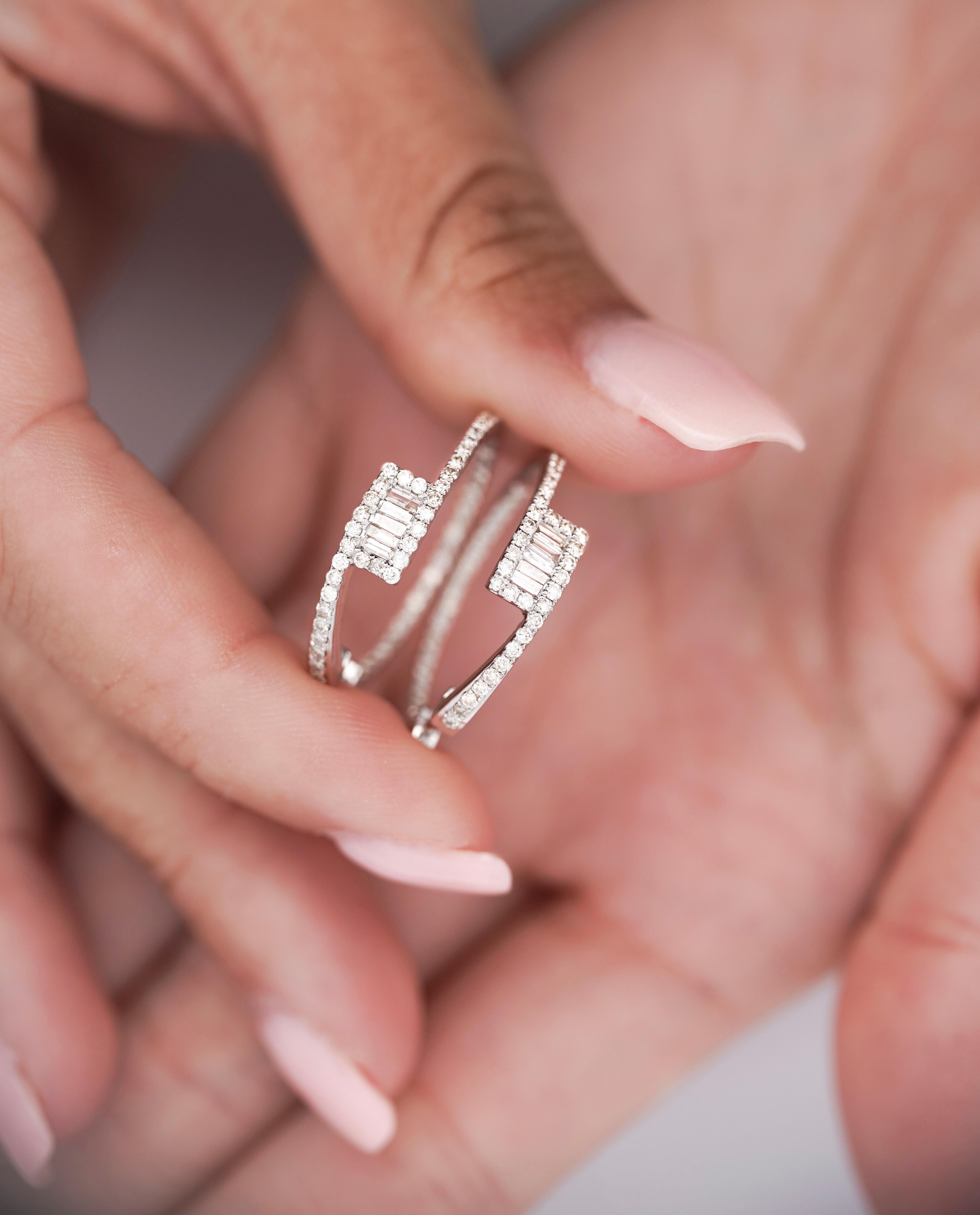 Créoles Bypass en or blanc 14 carats avec diamants ronds et baguettes de 1,01 carat Neuf - En vente à Miami, FL