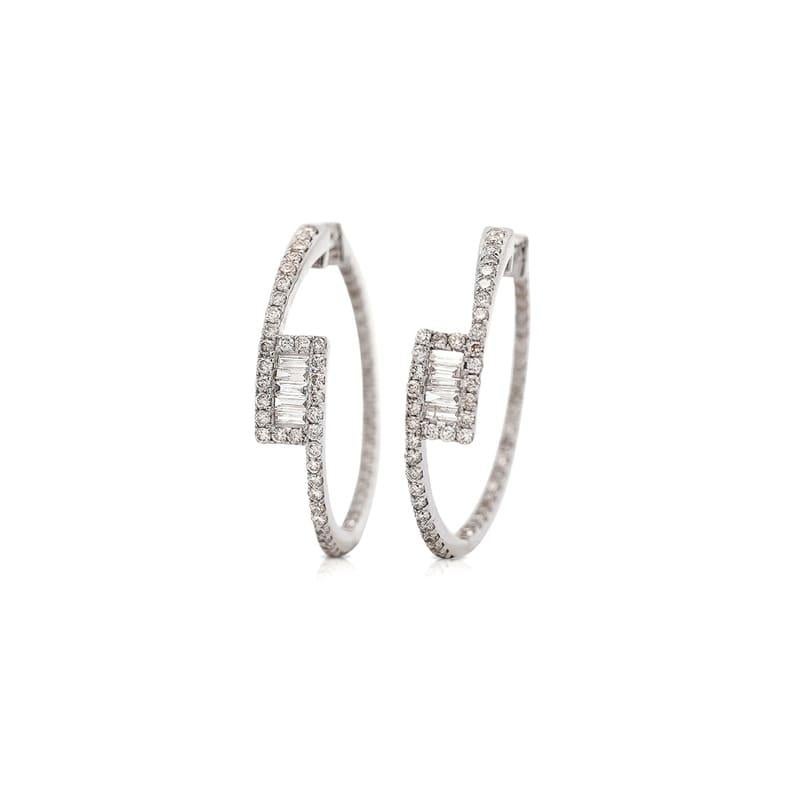 Les boucles d'oreilles Bypass en or blanc 14 carats mettent en valeur un total de 1,01 carats de diamants ronds et baguettes. Avec des diamants de couleur G-H et de pureté VS2-SI1.
Ces boucles d'oreilles mesurent 24 mm de diamètre et pèsent 4,5