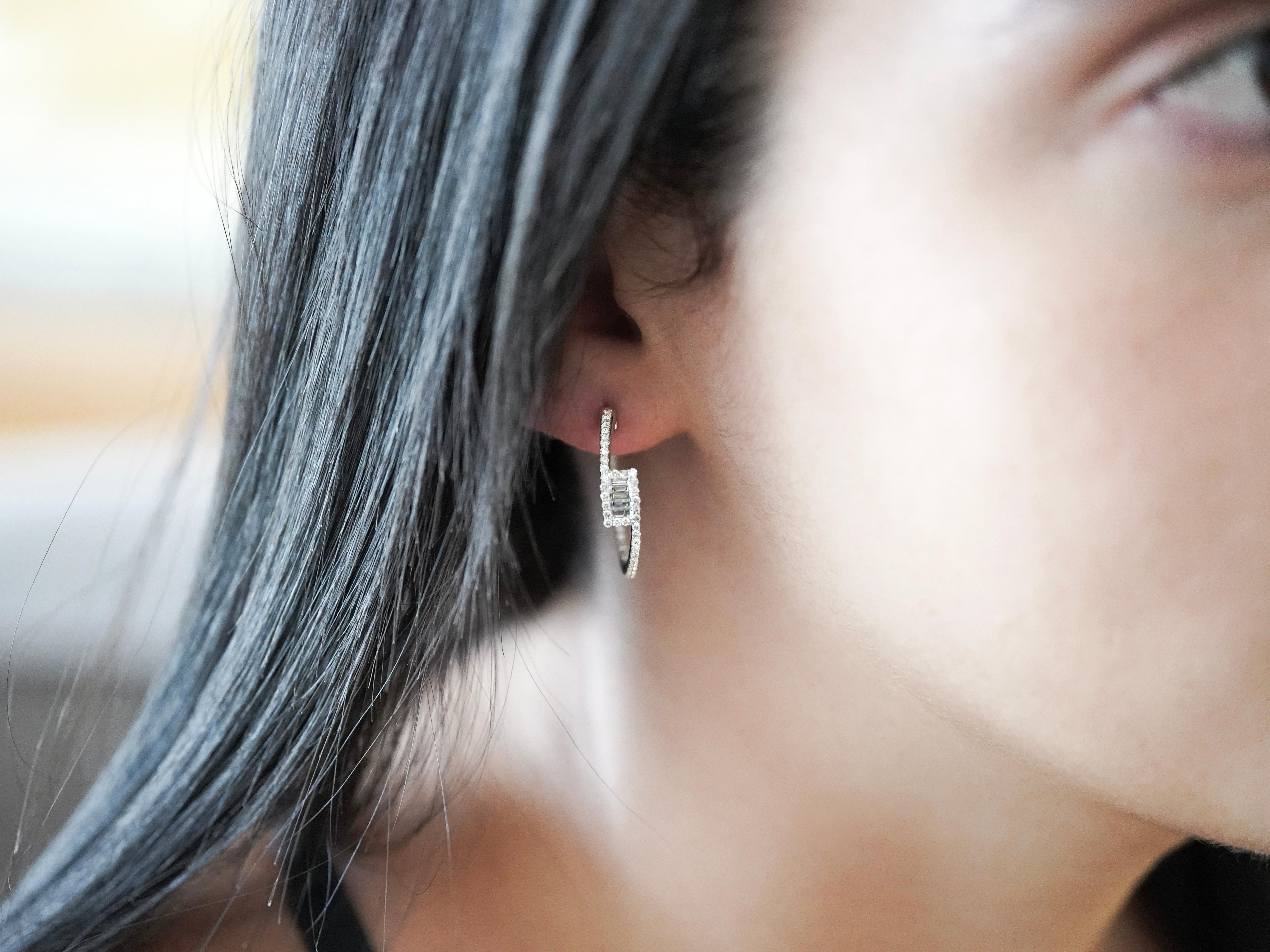 Créoles Bypass en or blanc 14 carats avec diamants ronds et baguettes de 1,01 carat Unisexe en vente