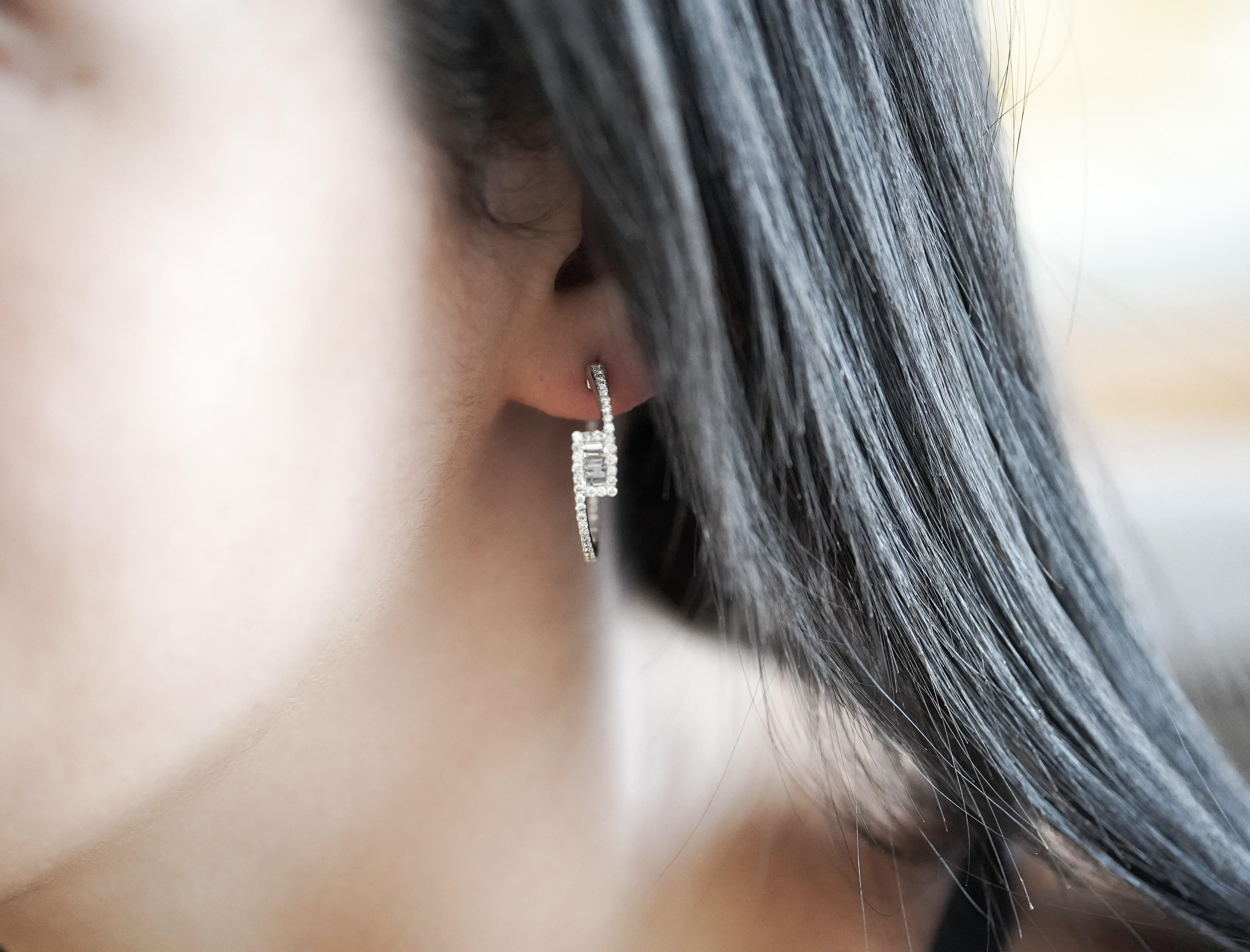 Créoles Bypass en or blanc 14 carats avec diamants ronds et baguettes de 1,01 carat en vente 1