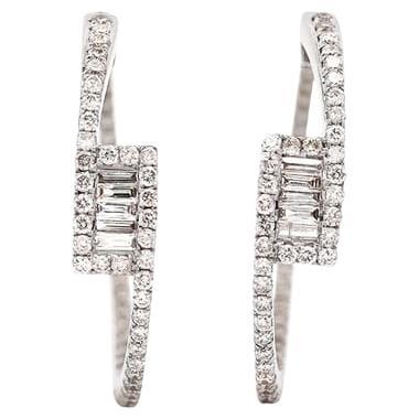 Créoles Bypass en or blanc 14 carats avec diamants ronds et baguettes de 1,01 carat en vente
