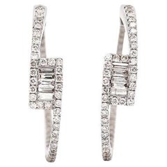 Orecchini a cerchio in oro bianco 14K con diamanti rotondi e taglio baguette da 1,01 carati