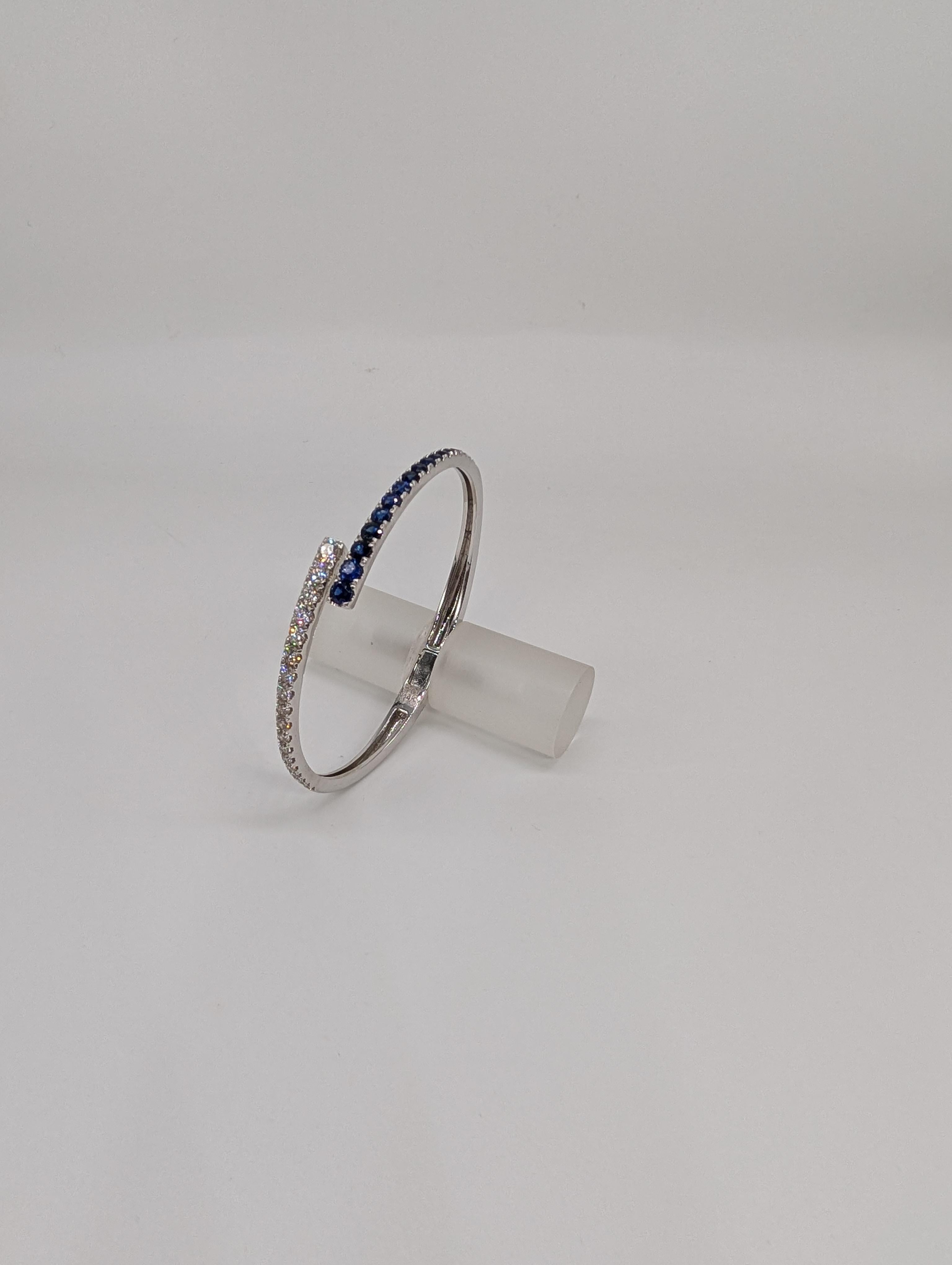 Taille ronde Bracelet bypass en or blanc 14 carats avec saphirs et diamants gradués de taille ronde en vente