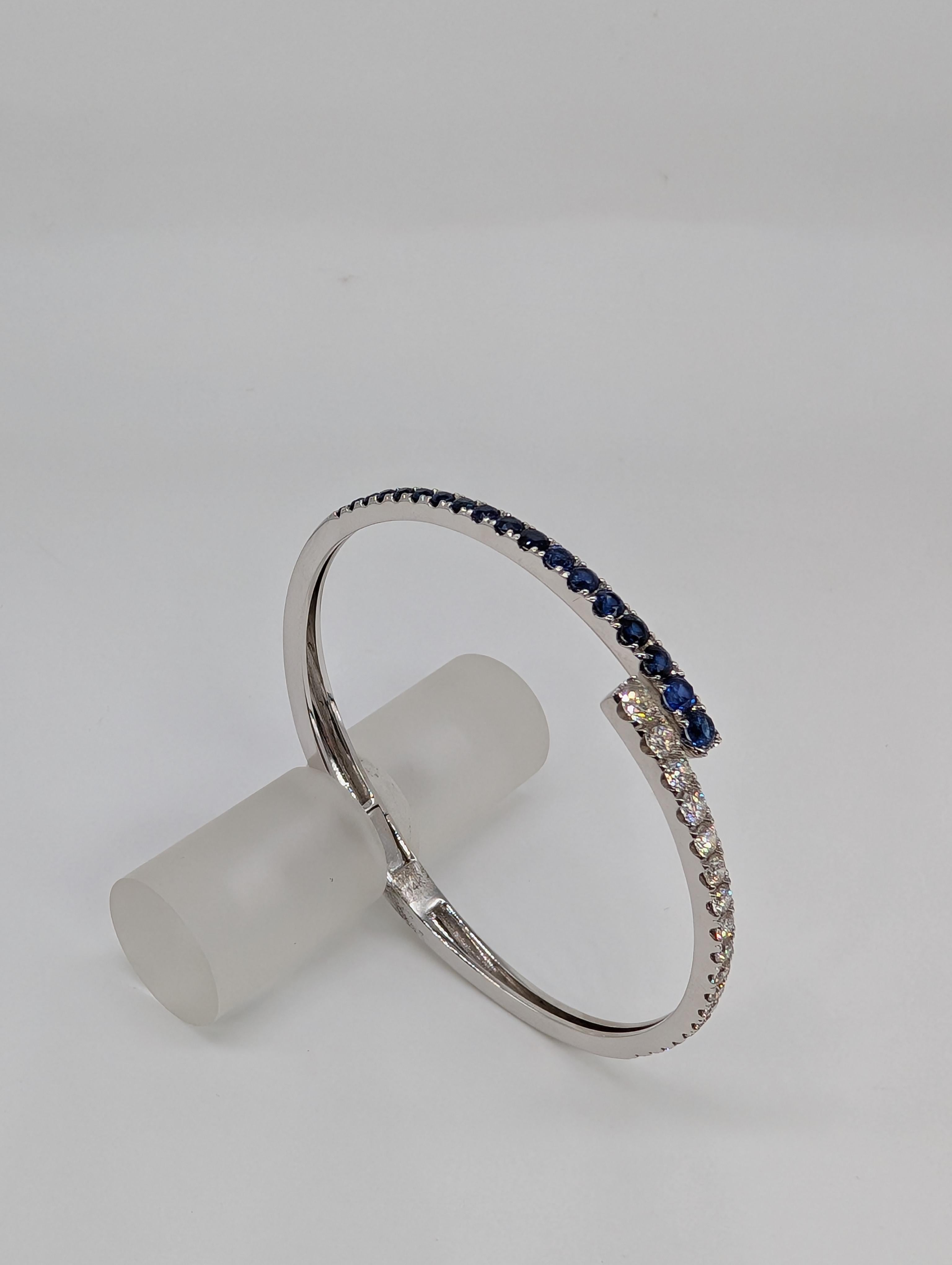Bracelet bypass en or blanc 14 carats avec saphirs et diamants gradués de taille ronde Neuf - En vente à New York, US