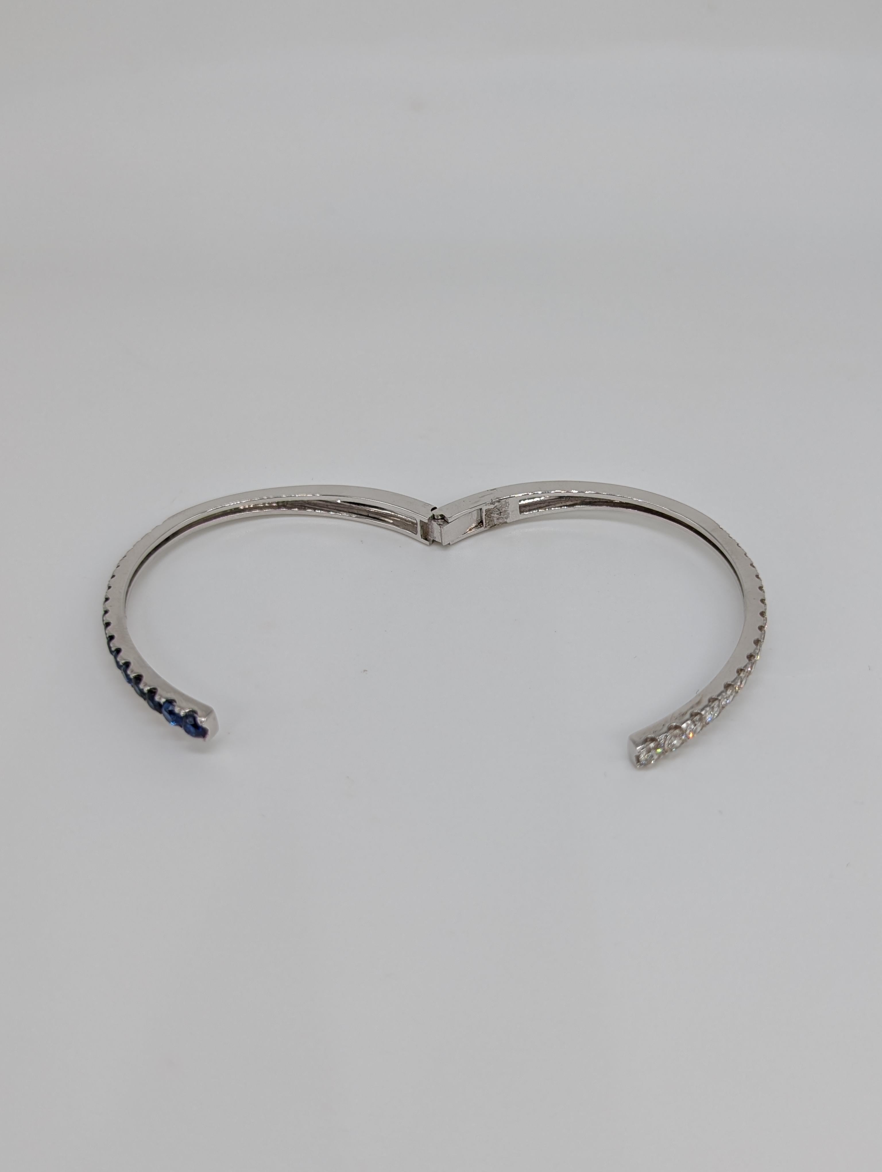 Bracelet bypass en or blanc 14 carats avec saphirs et diamants gradués de taille ronde Pour femmes en vente