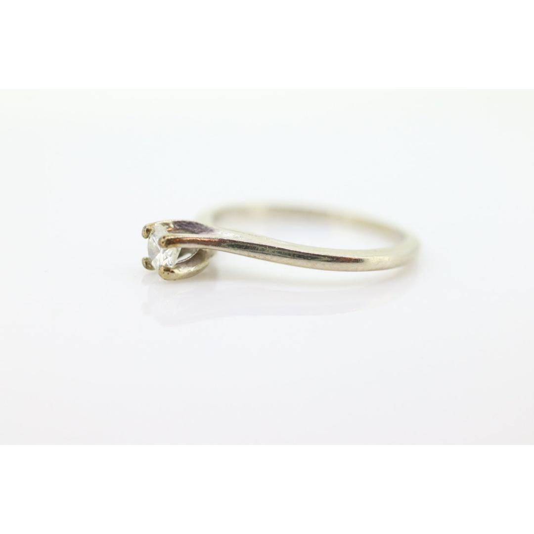 14k White Gold Bypass Diamond 0.20ct Certified Solitaire Engagement Ring. For Sale 6
