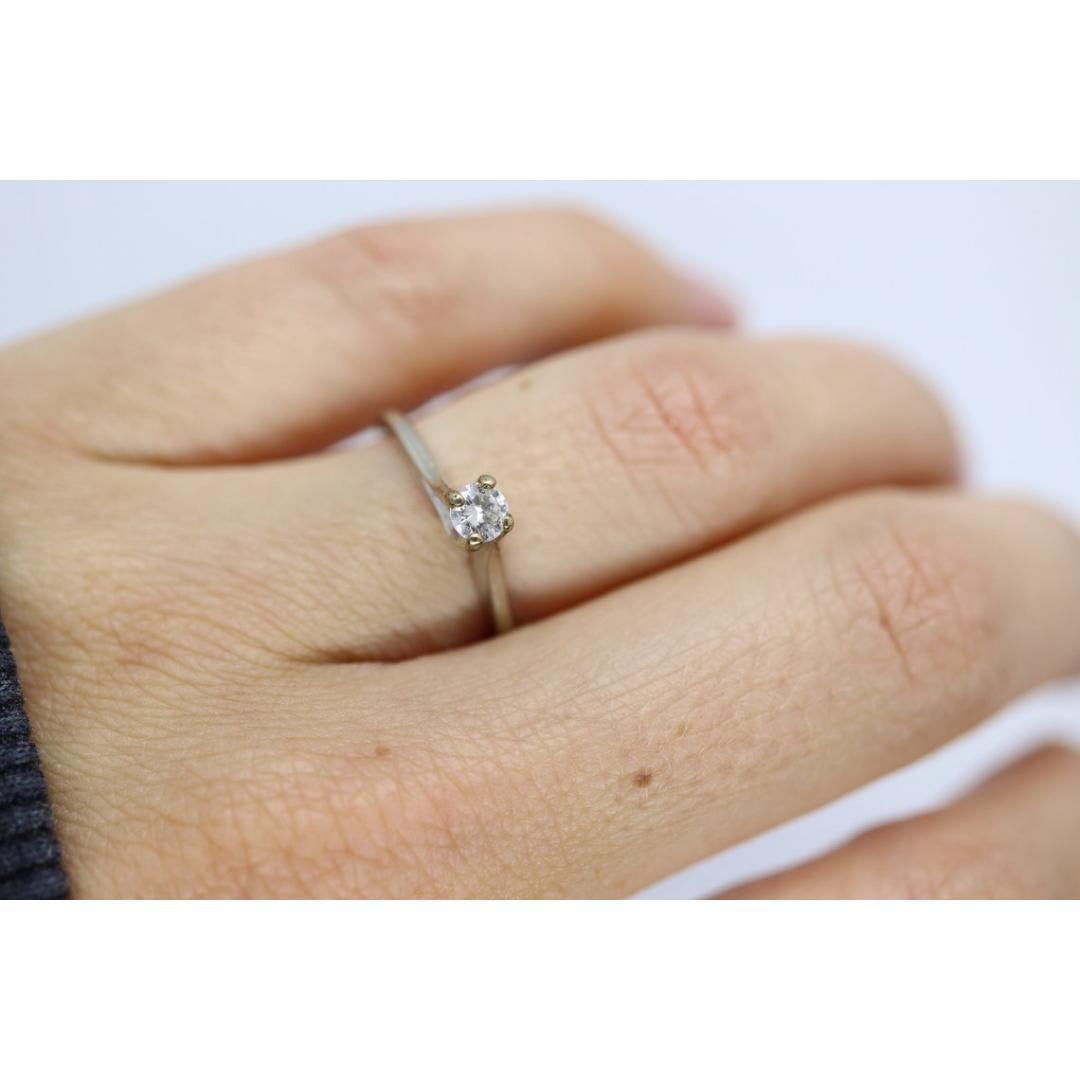14k White Gold Bypass Diamond 0.20ct Certified Solitaire Engagement Ring. In Good Condition For Sale In Port Charlotte, FL