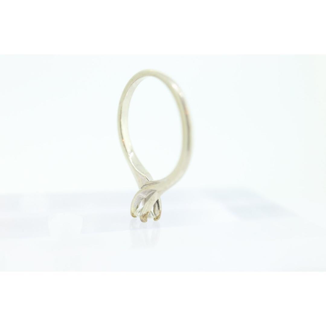 Women's 14k White Gold Bypass Diamond 0.20ct Certified Solitaire Engagement Ring. For Sale