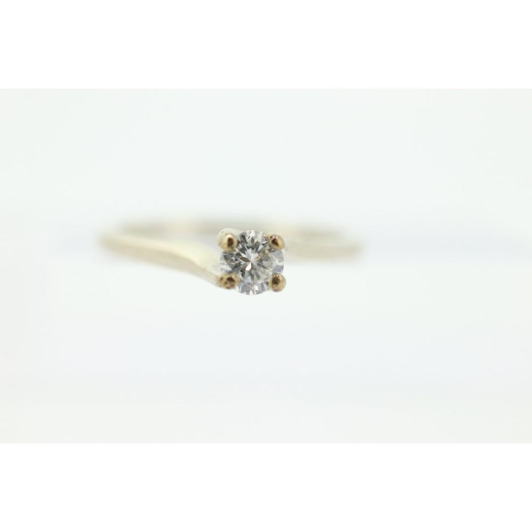 14k White Gold Bypass Diamond 0.20ct Certified Solitaire Engagement Ring. For Sale 4